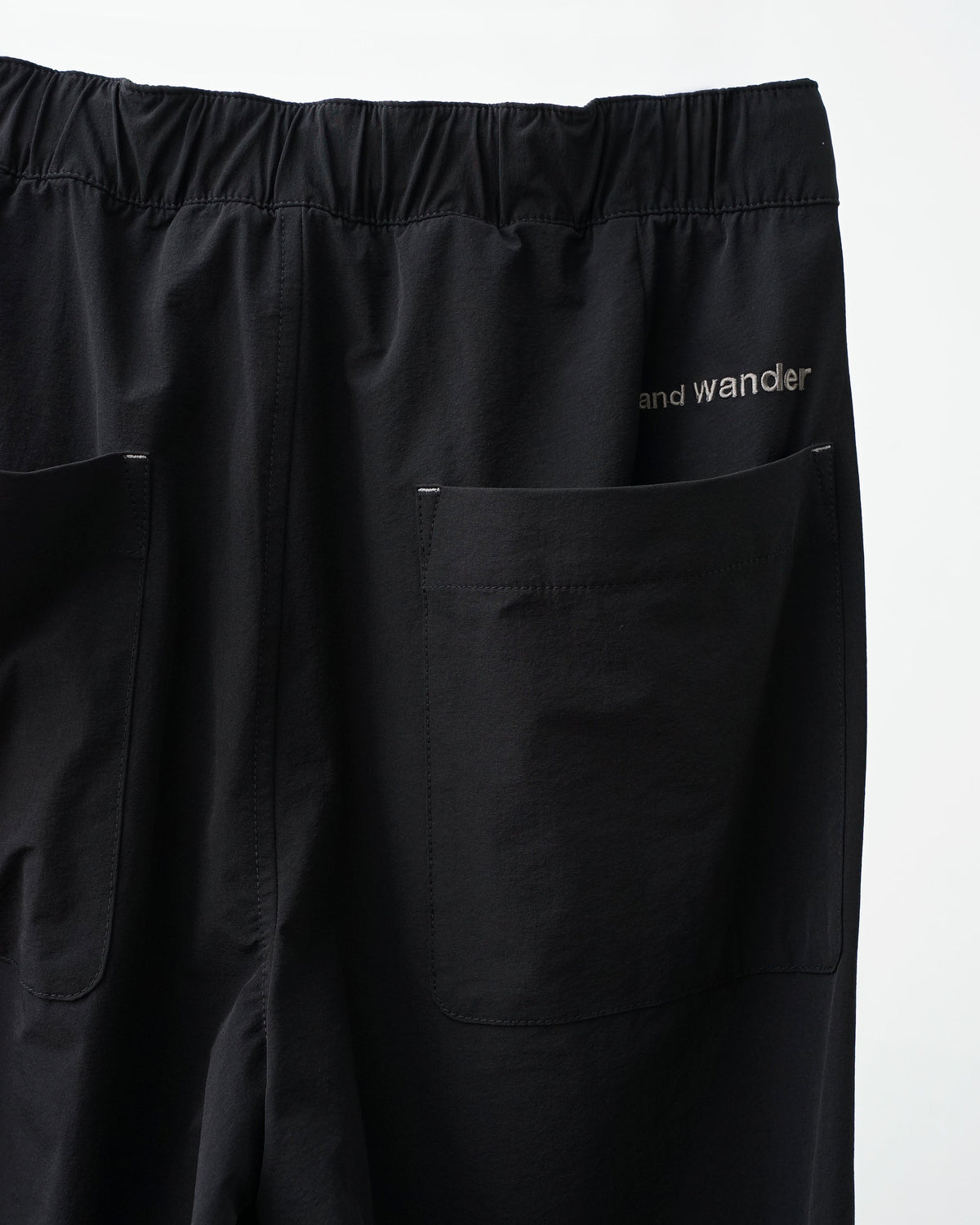 and wander　light w cloth wide pants（black）。バックポケットとブランドロゴ。