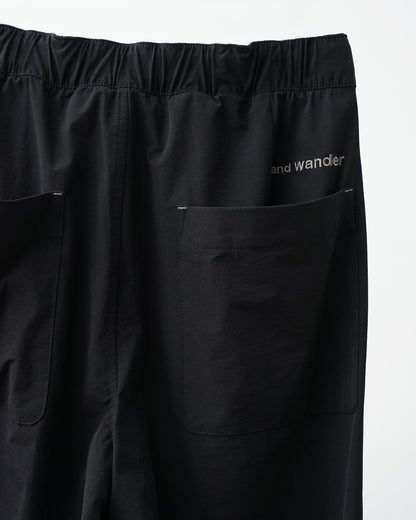 and wander　light w cloth wide pants（black）。バックポケットとブランドロゴ。