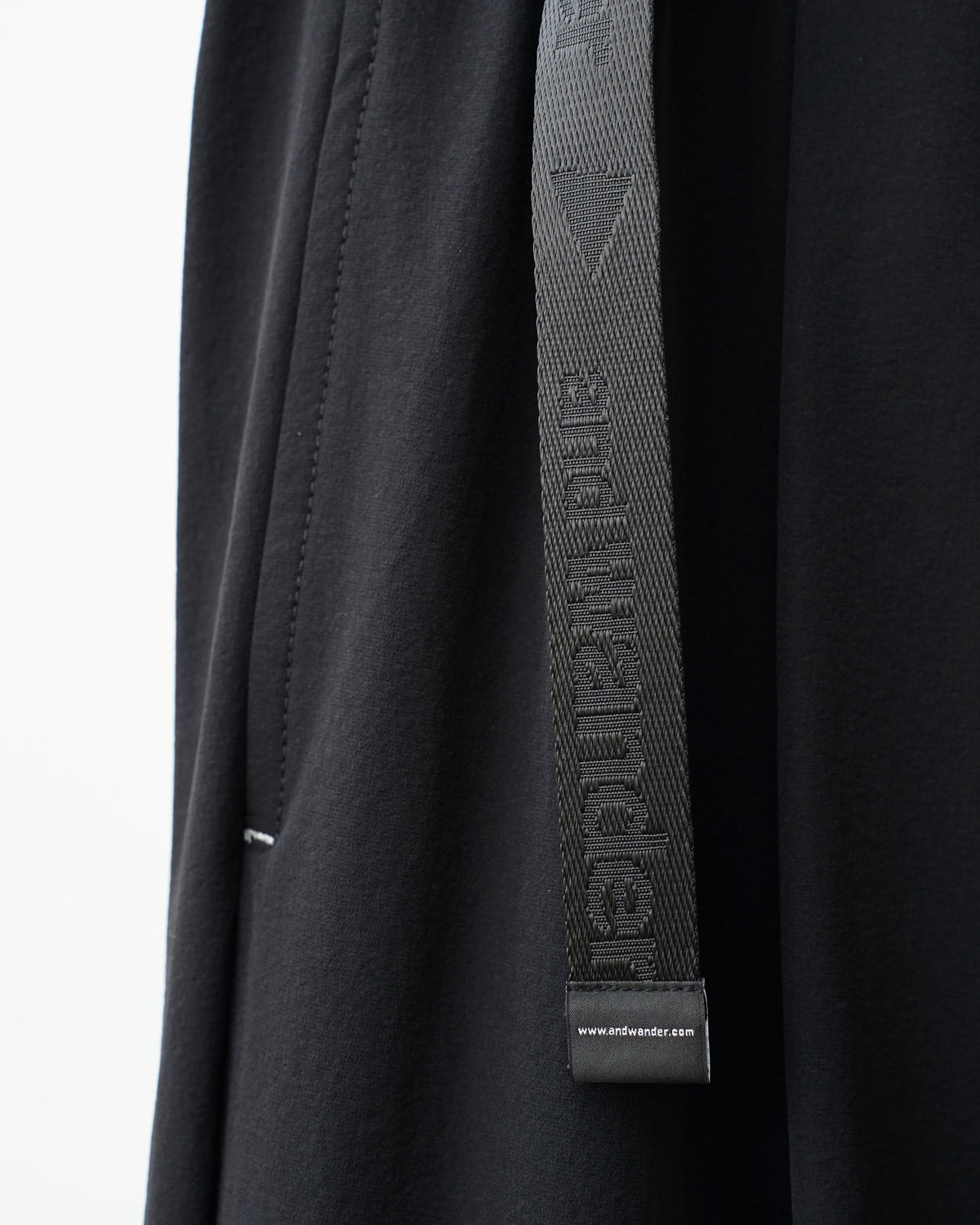 and wander　light w cloth wide pants（black）。ベルトに入ったロゴ。