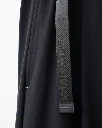 and wander　light w cloth wide pants（black）。ベルトに入ったロゴ。