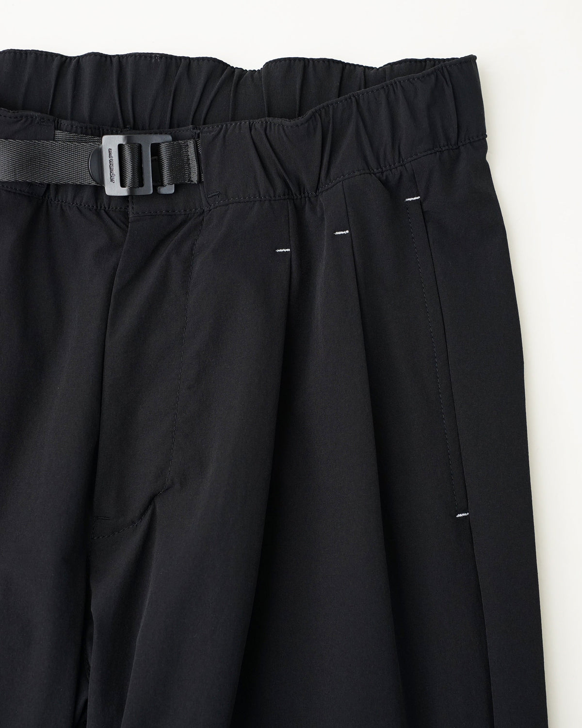 and wander　light w cloth wide pants（black）。ウエスト部分のタック。