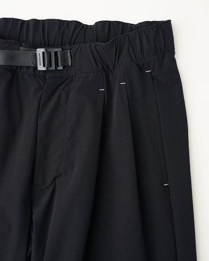 and wander　light w cloth wide pants（black）。ウエスト部分のタック。
