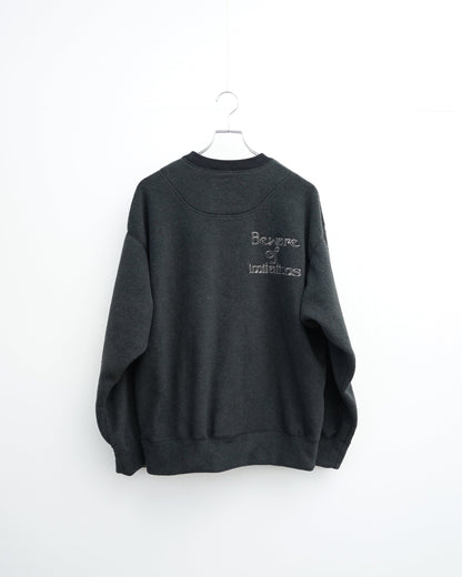 O-の刺繍入りクルーネックスエット。フリース素材のブラック。背面から見た全体像。
