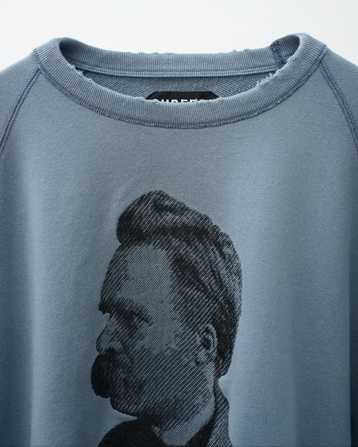 AUBERGE オーベルジュ　NIETZSCHE　刺繍スエット　ネックのダメージ
