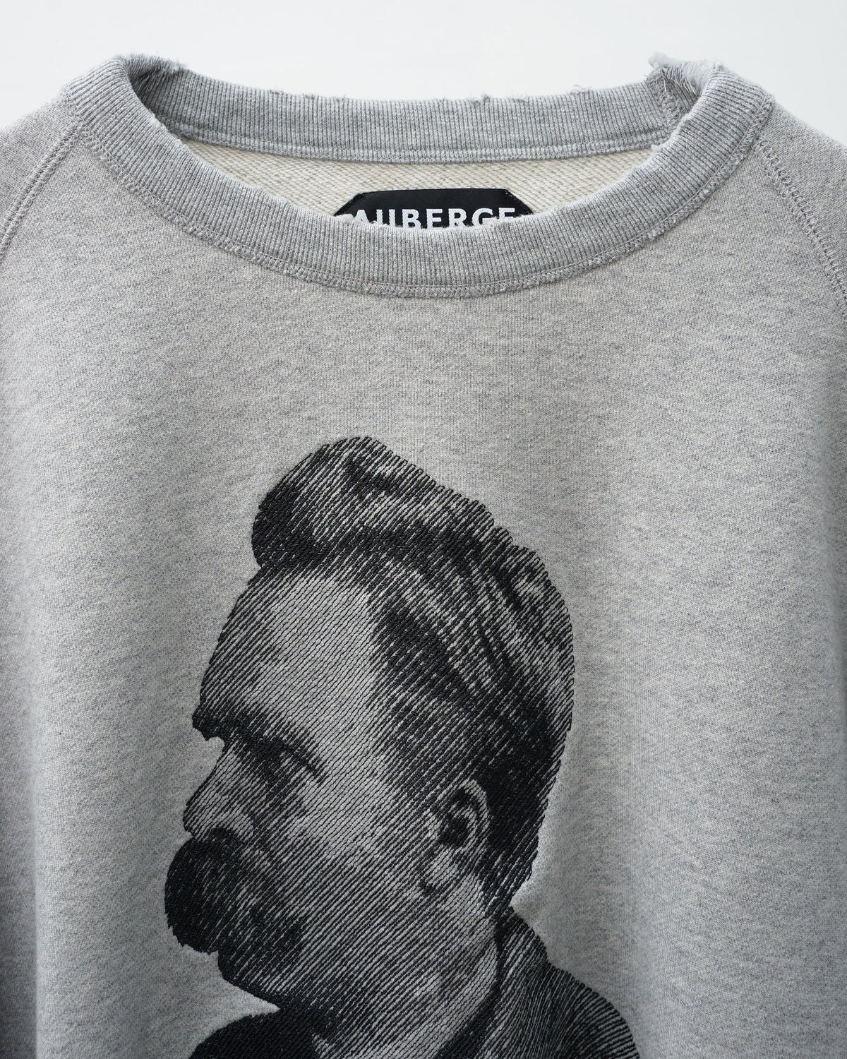 AUBERGE　オーベルジュ　NIETZSCHE 　刺繍スエット　ネックのダメージ部分　正面