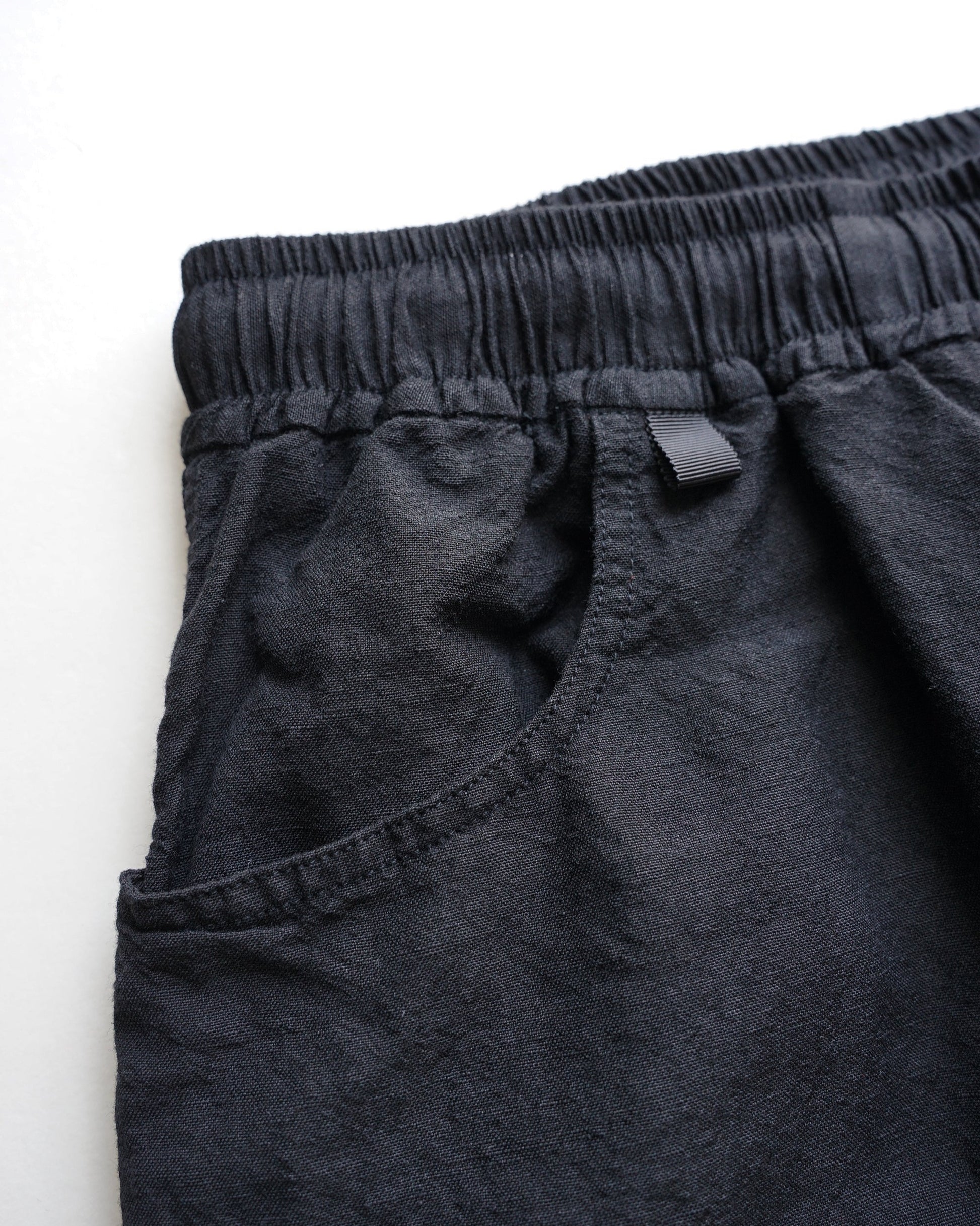 イージーパンツ　生地アップ　ブラック