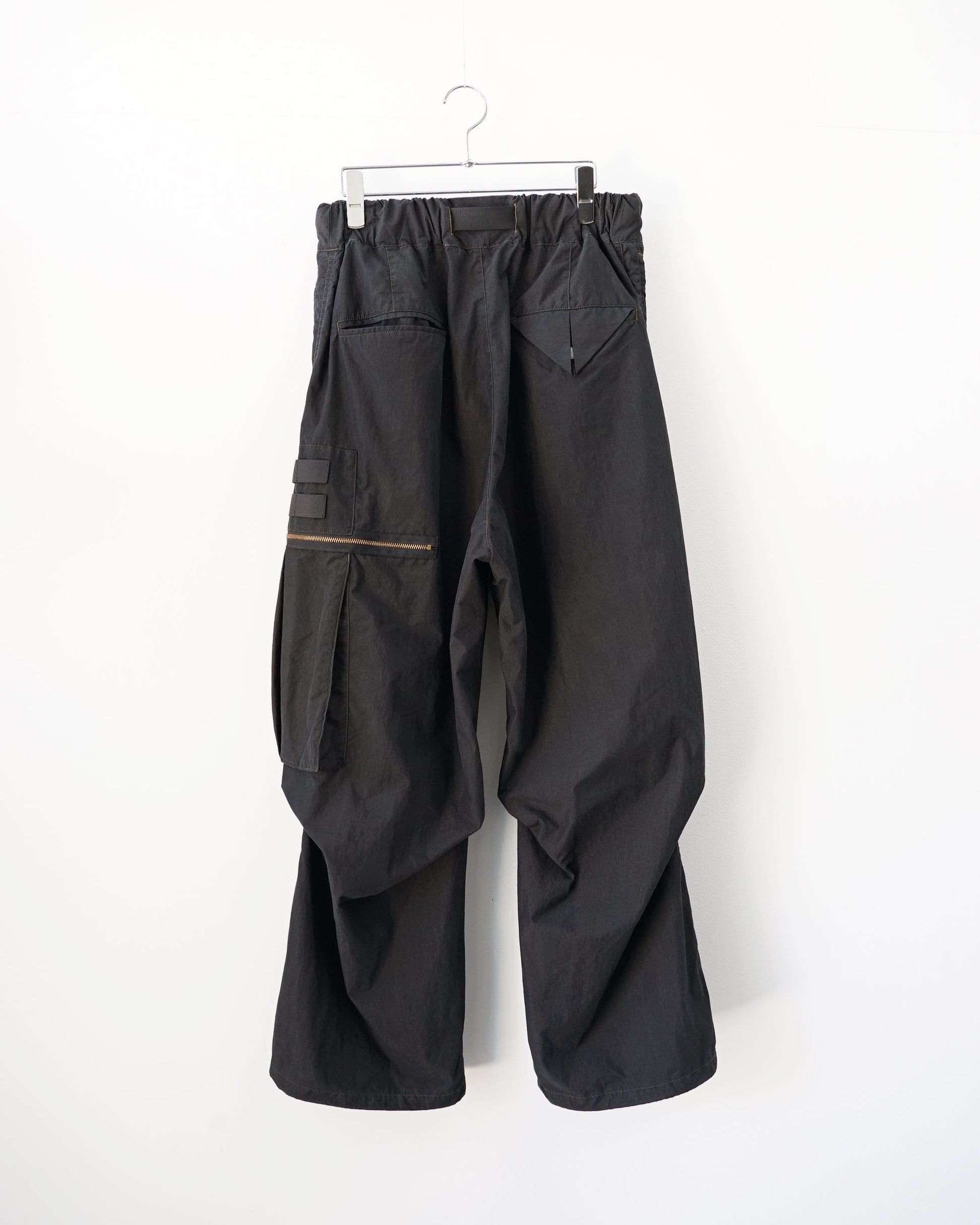 サルエルオーバーパンツ　ブラックオリーブ　背面　シルエット