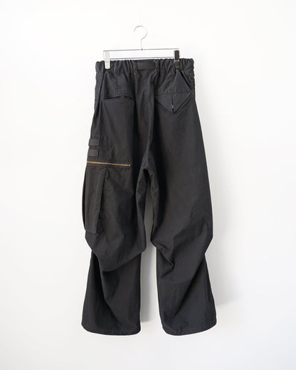 サルエルオーバーパンツ　ブラックオリーブ　背面　シルエット