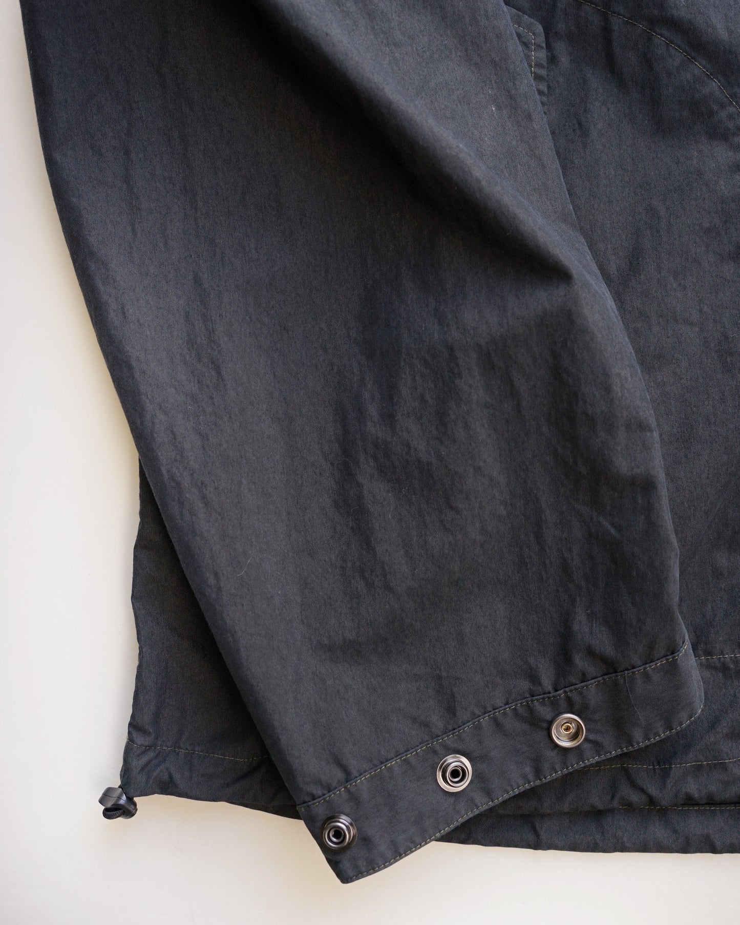 プルオーバーブルゾン　袖口　スナップボタン