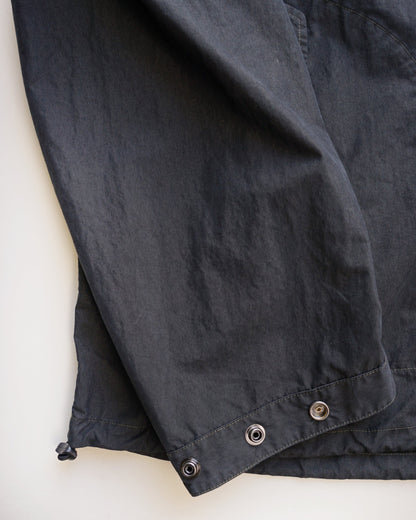 プルオーバーブルゾン　袖口　スナップボタン