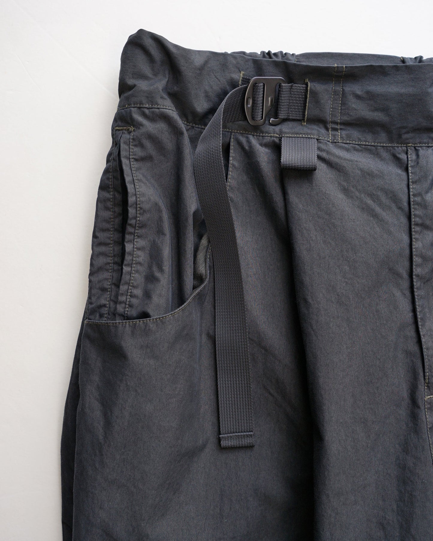 サルエルオーバーパンツ　フロントポケット部分　ブラックオリーブ　