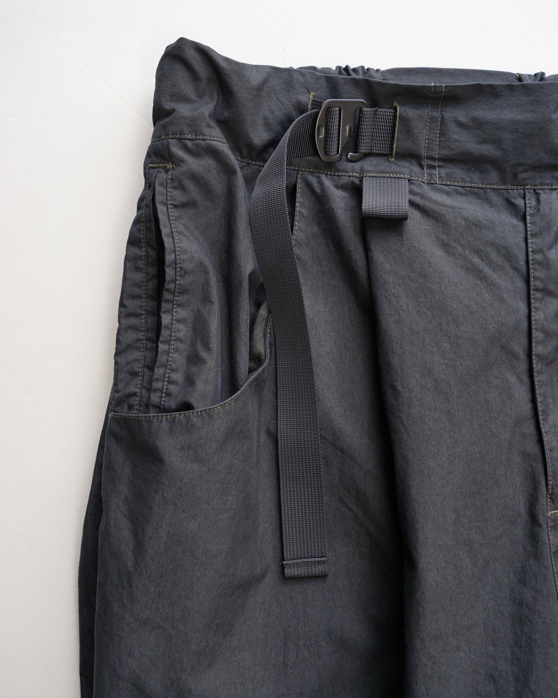 サルエルオーバーパンツ　フロントポケット部分　ブラックオリーブ　