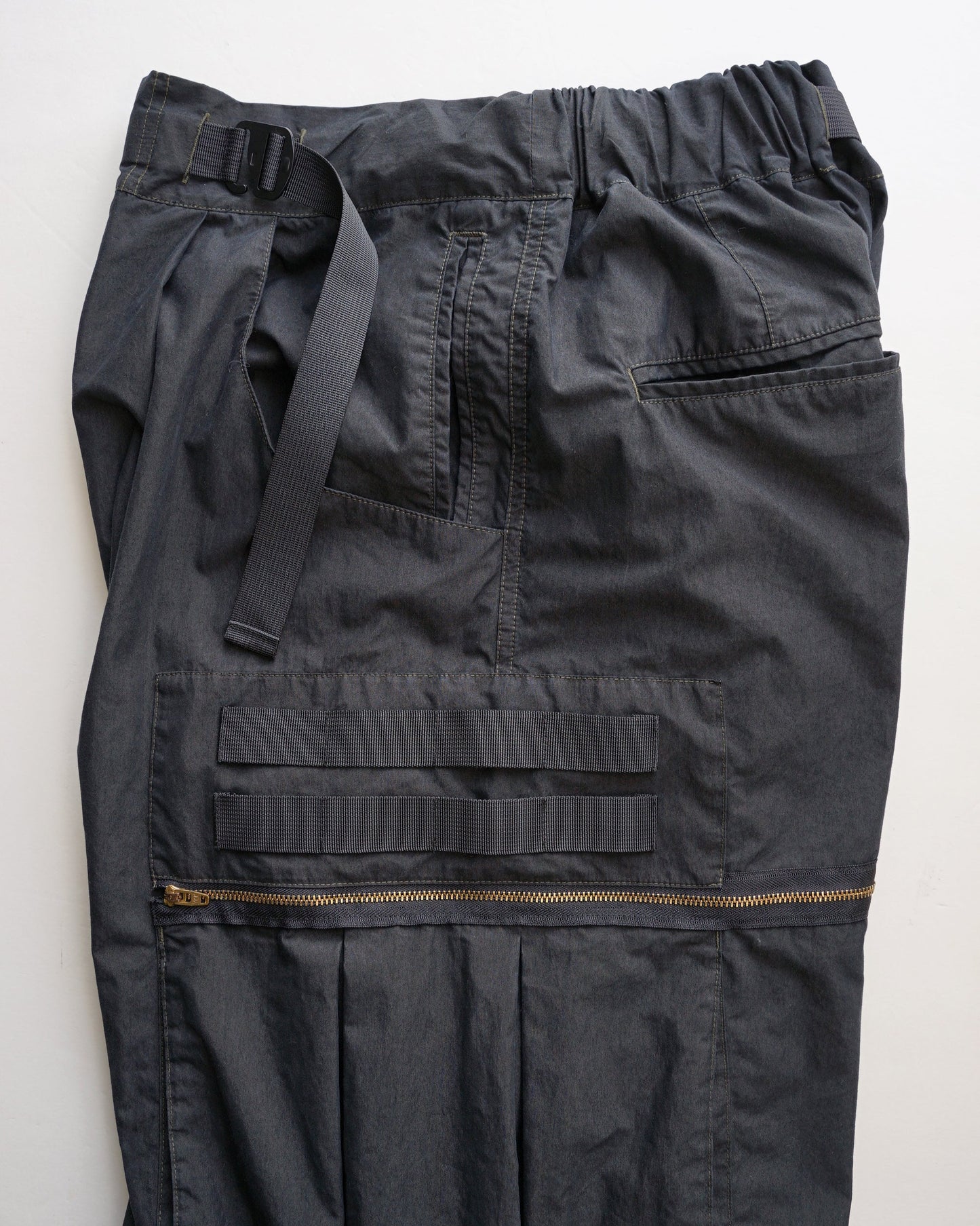 サルエルオーバーパンツ　側面　ブラックオリーブ　