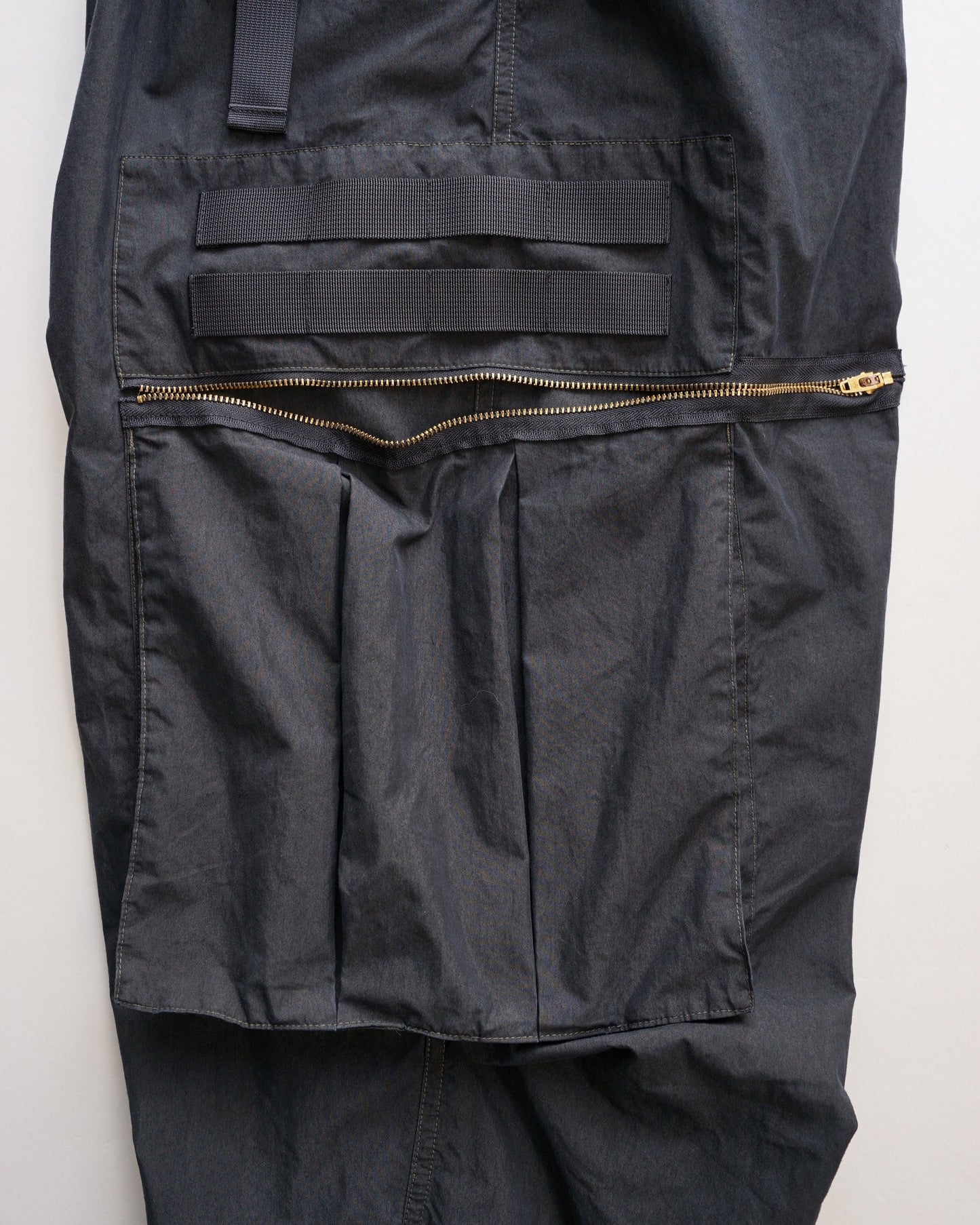 サルエルオーバーパンツ　ファスナーを開けた状態　ブラックオリーブ　