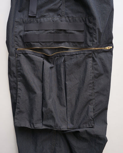 サルエルオーバーパンツ　ファスナーを開けた状態　ブラックオリーブ　