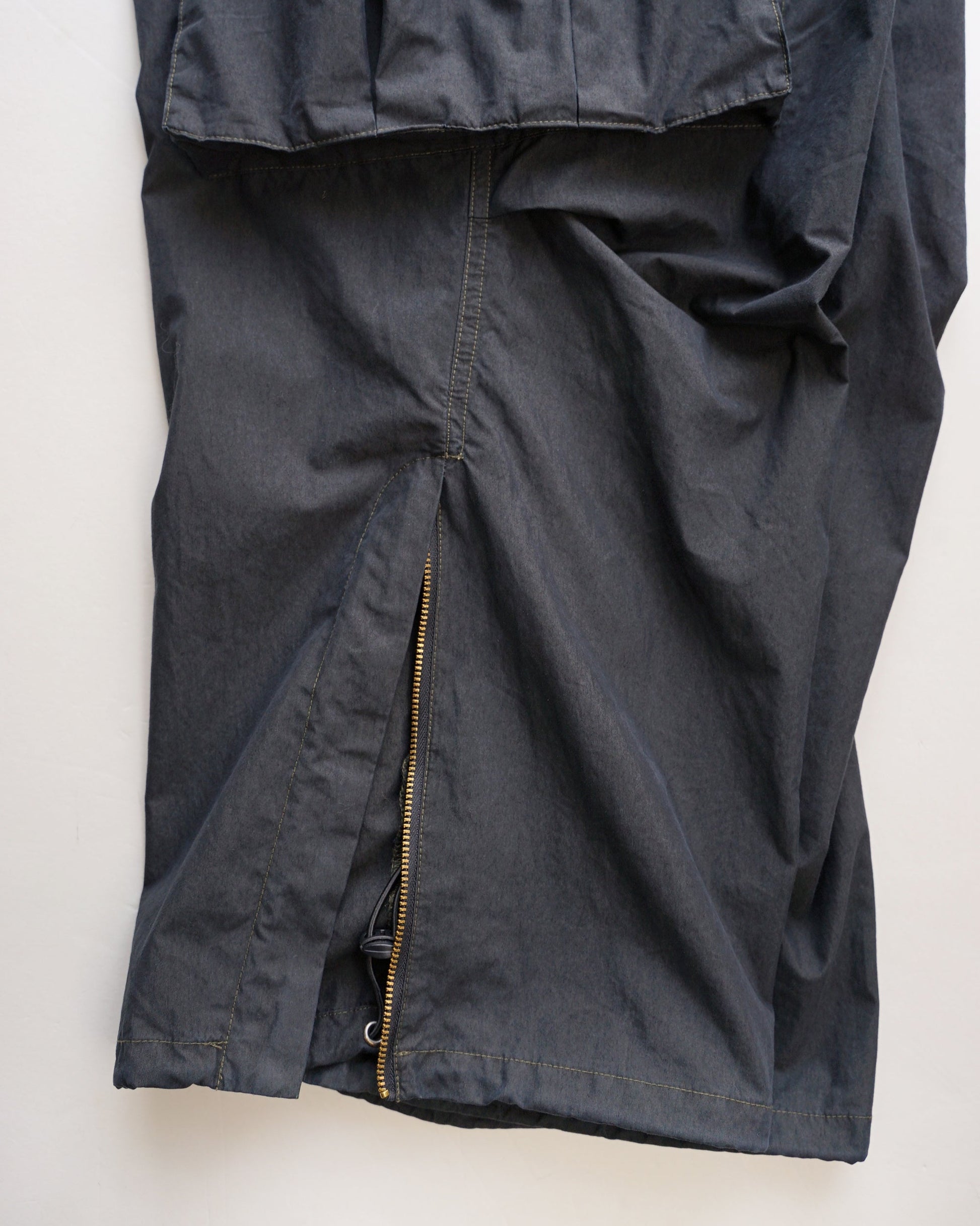 サルエルオーバーパンツ　裾のファスナーを開けた状態　ブラックオリーブ　