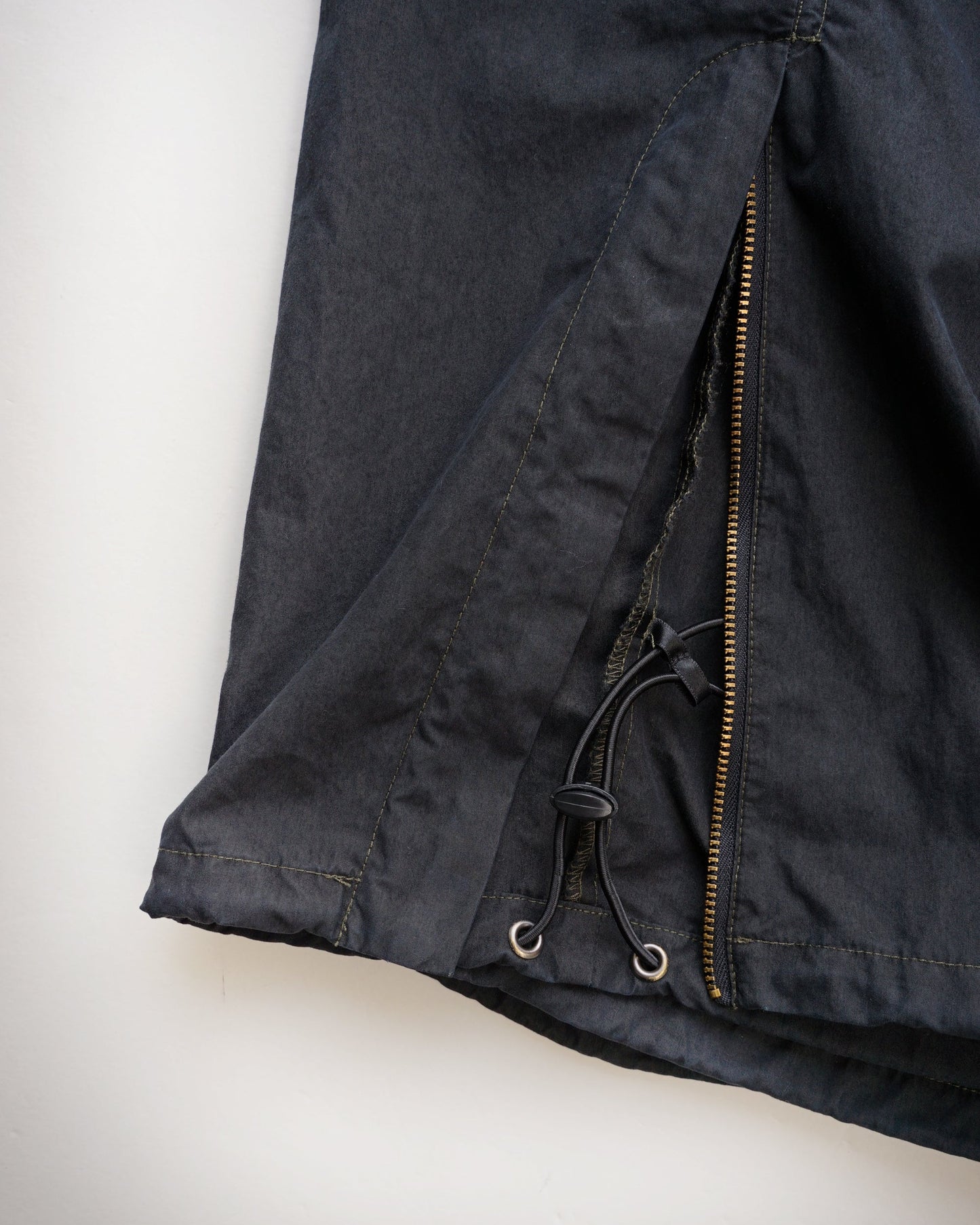 サルエルオーバーパンツ　裾のドローコード　ブラックオリーブ　