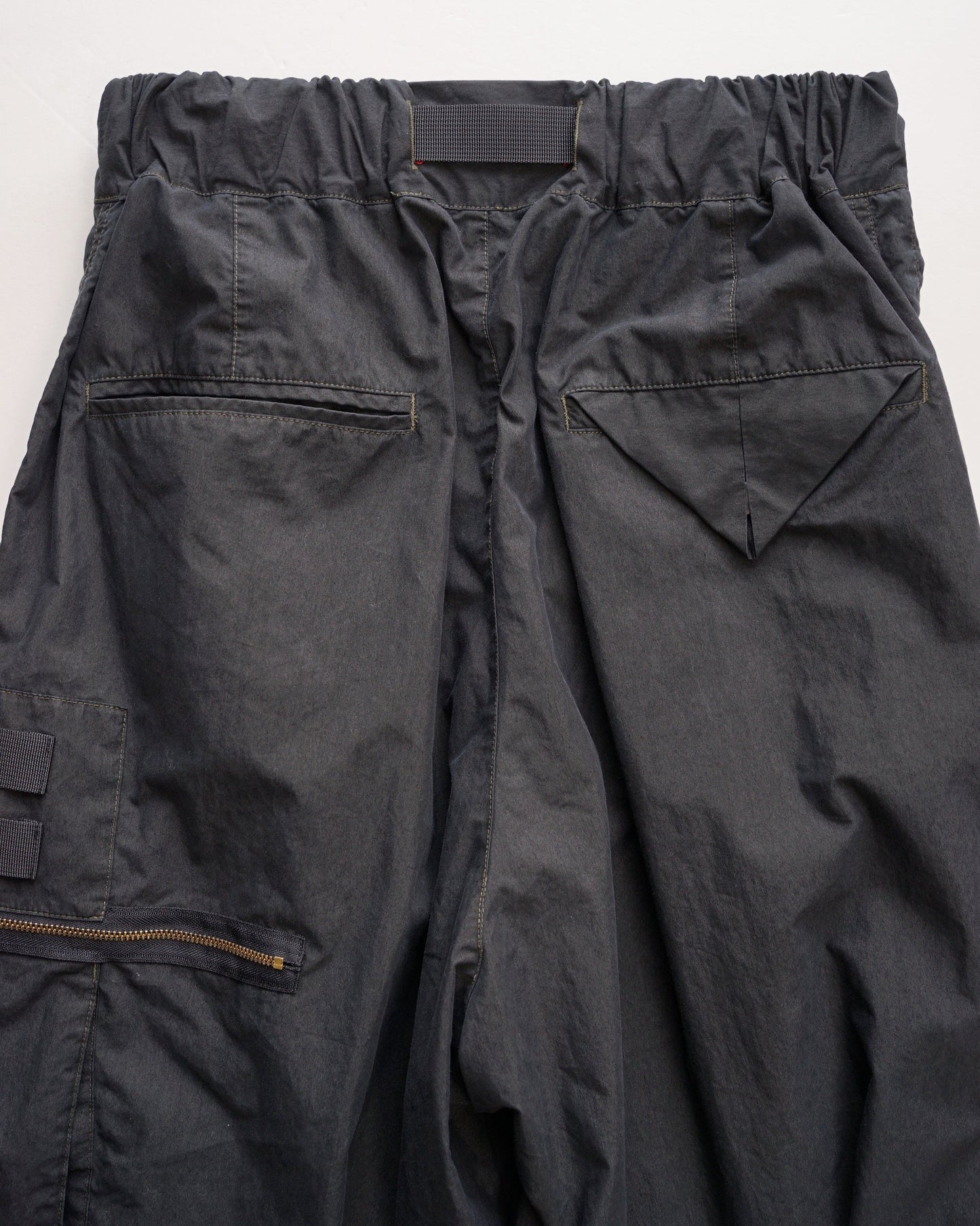 サルエルオーバーパンツ　背面　ブラックオリーブ　