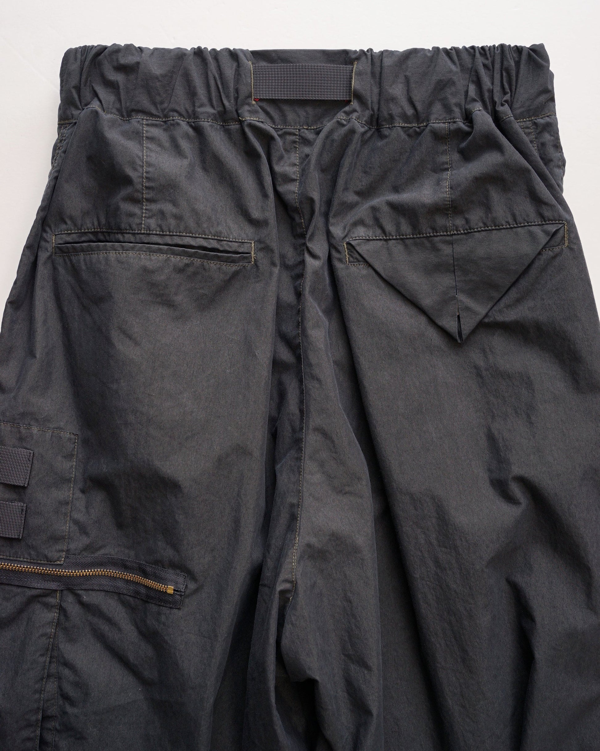 サルエルオーバーパンツ　背面　ブラックオリーブ　