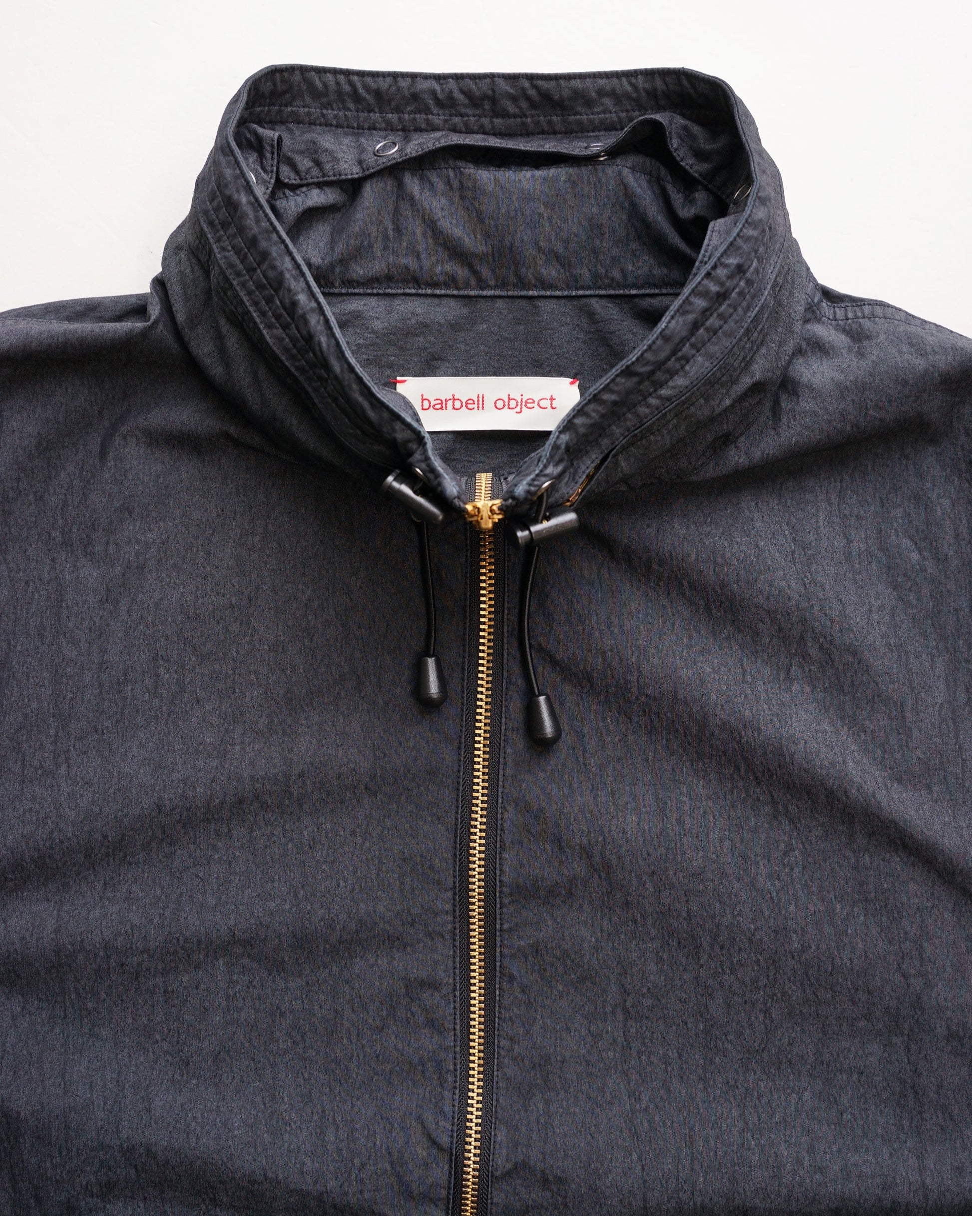 プルオーバーブルゾン　ジップ部分　ブラック