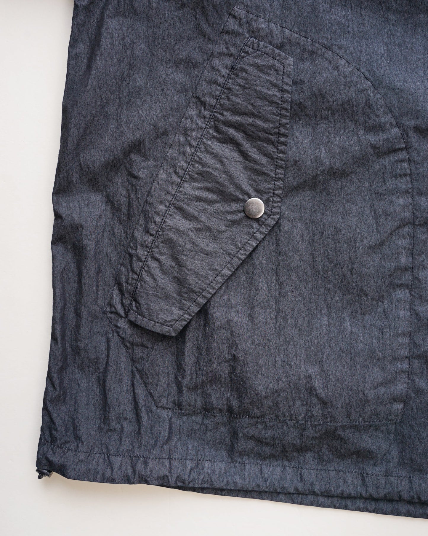 プルオーバーブルゾン　ポケット部分　ブラック