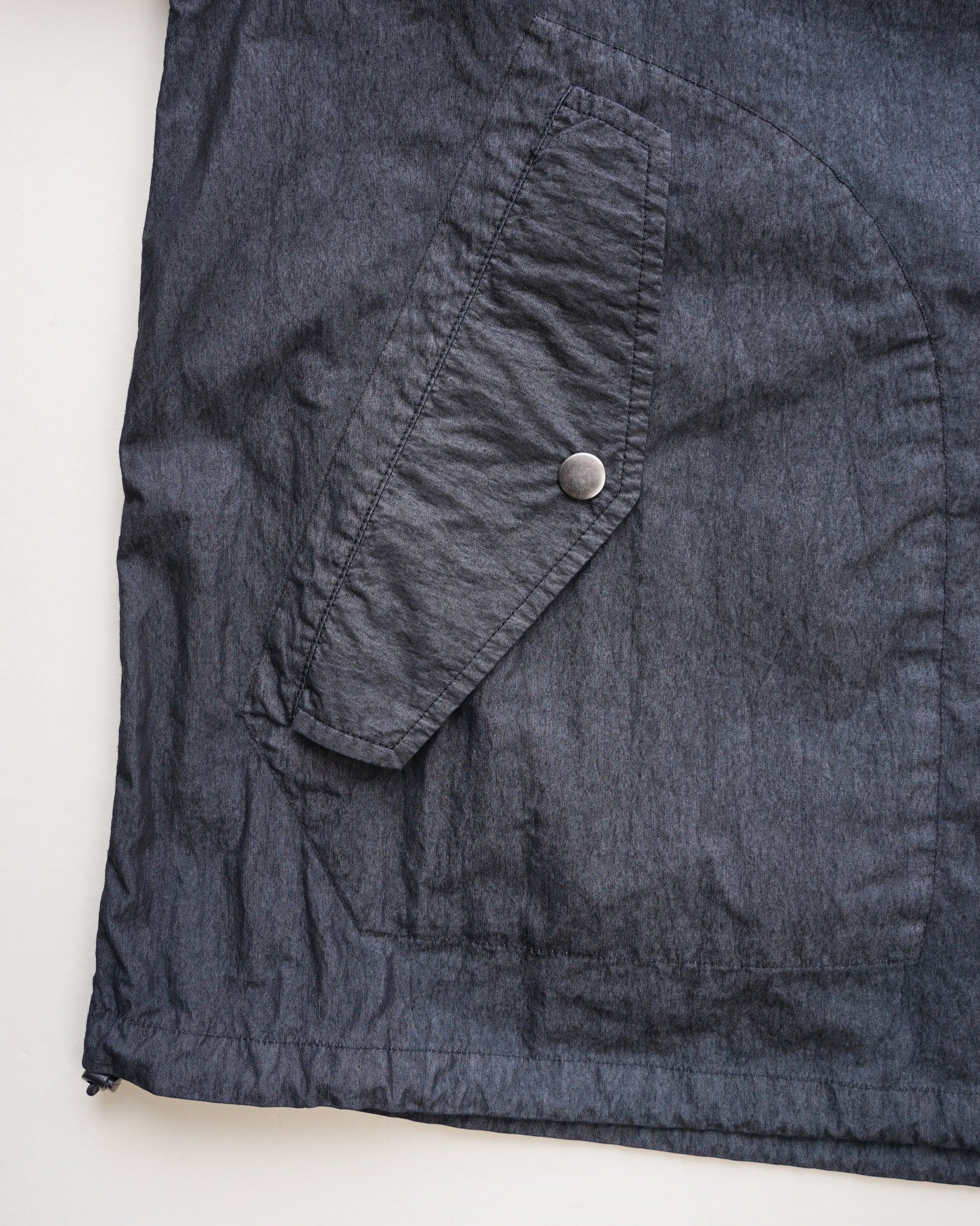 プルオーバーブルゾン　ポケット部分　ブラック