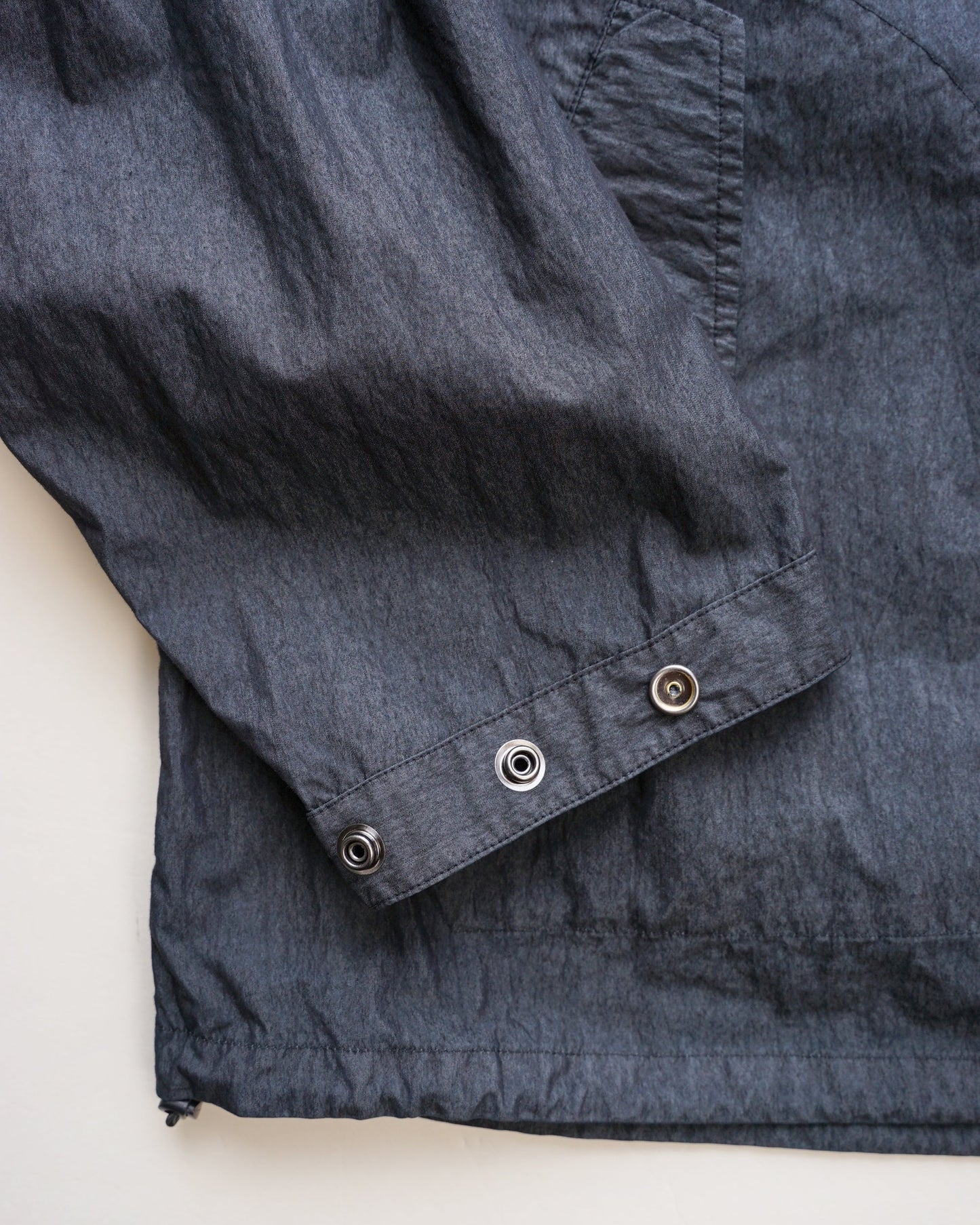 プルオーバーブルゾン　袖口　スナップボタン