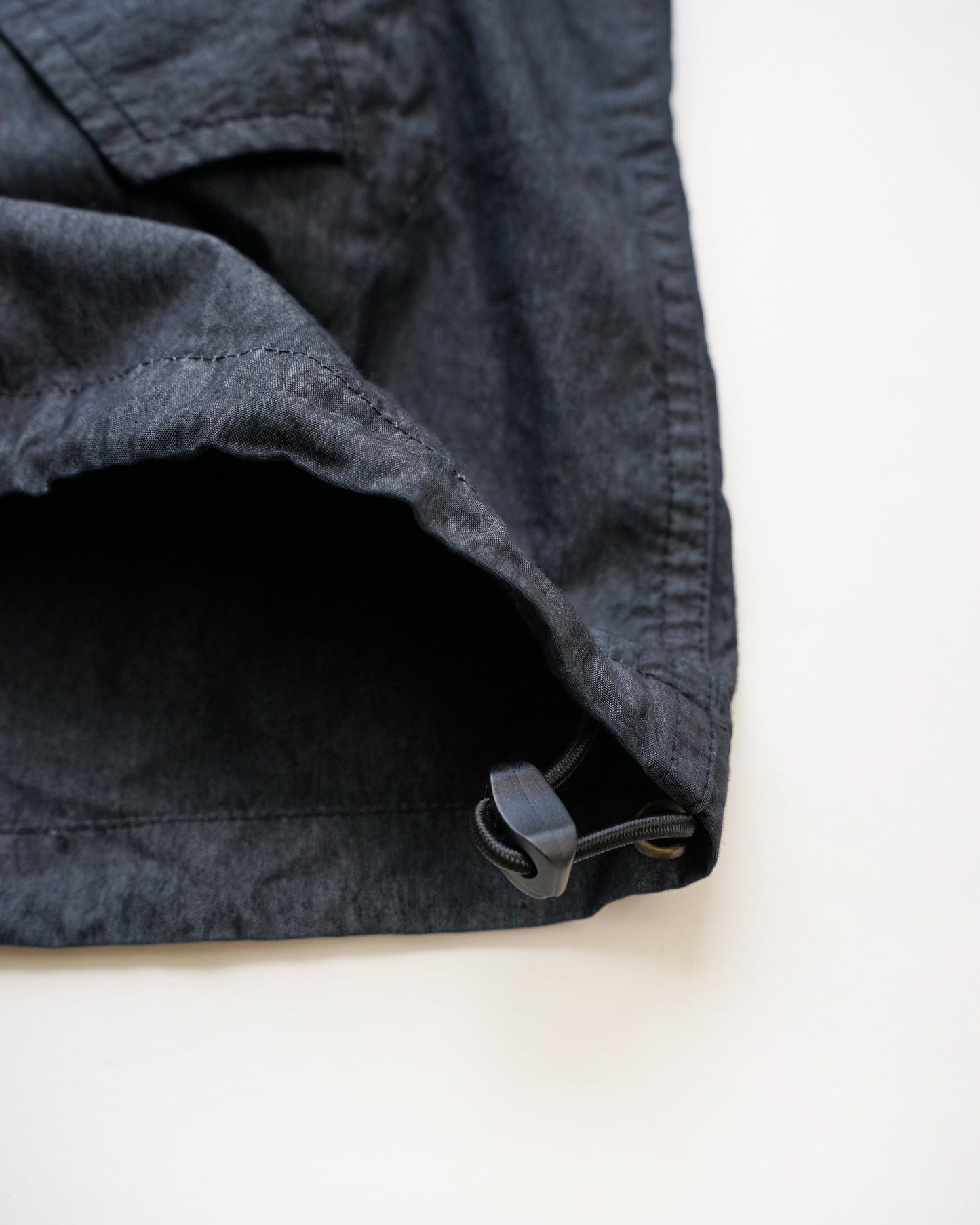 プルオーバーブルゾン　裾　ドローコード部分　ブラック