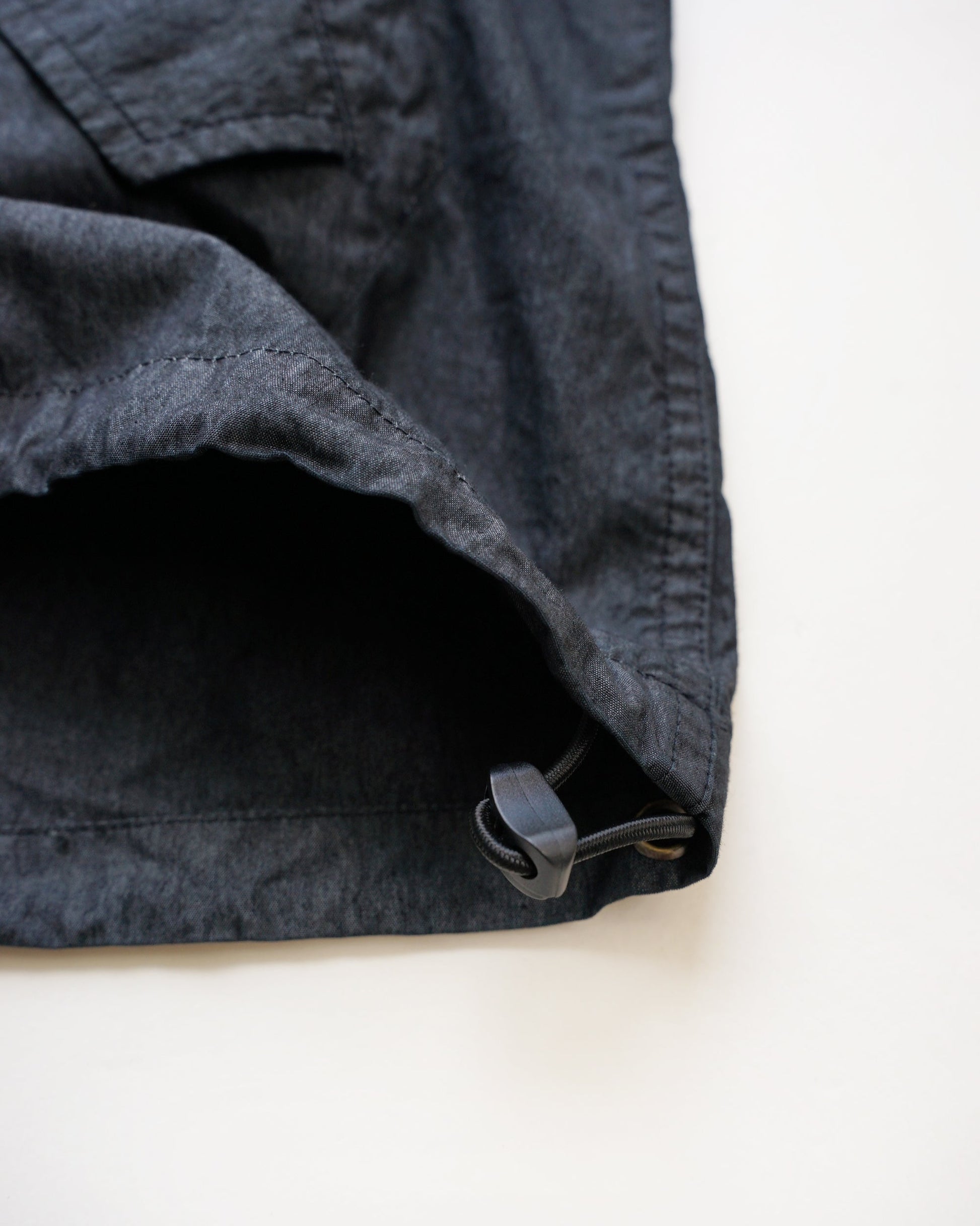 プルオーバーブルゾン　裾　ドローコード部分　ブラック