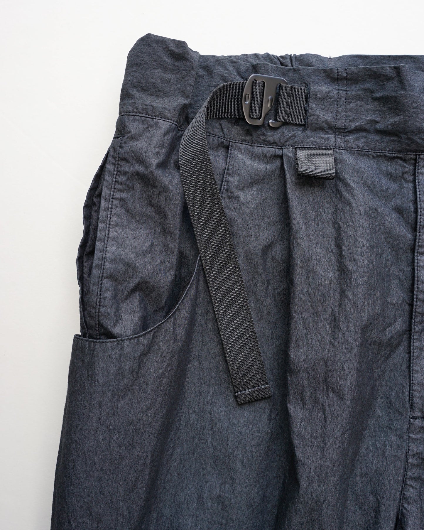 サルエルオーバーパンツ　ポケット部分　ディテール　ブラック