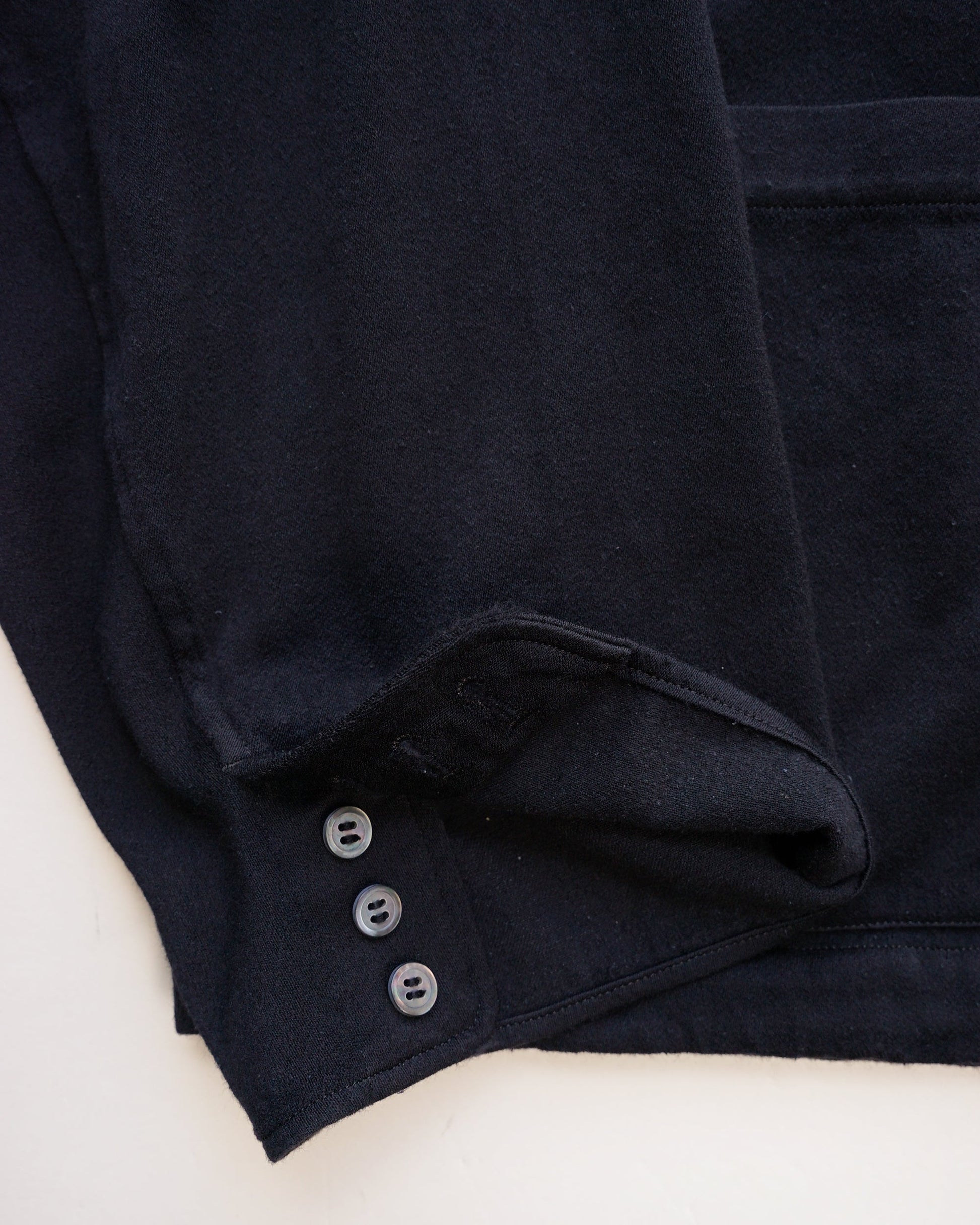 ミッドレイヤーブルゾン　袖口を開けた状態　