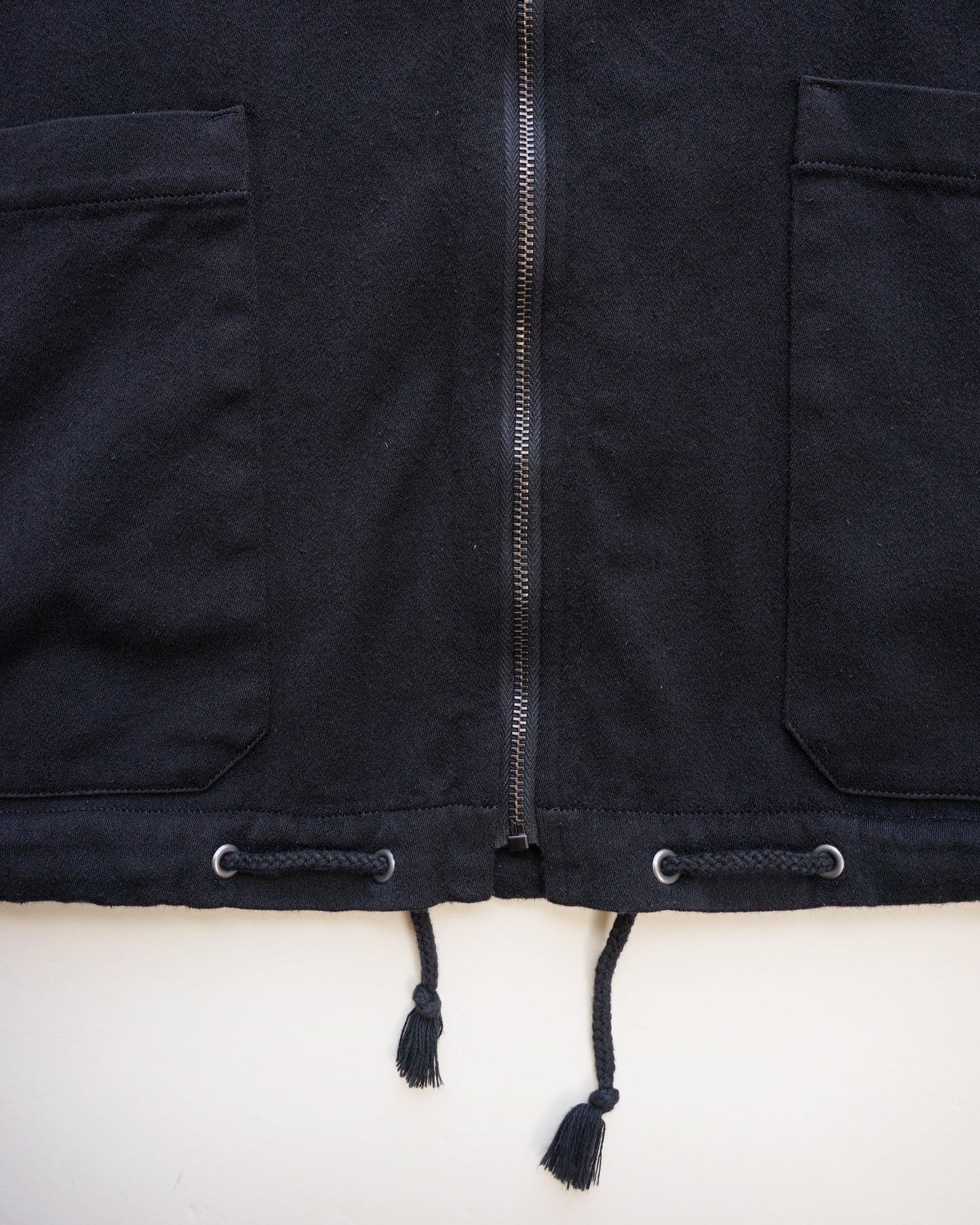 ミッドレイヤーブルゾン　裾口　コード部分