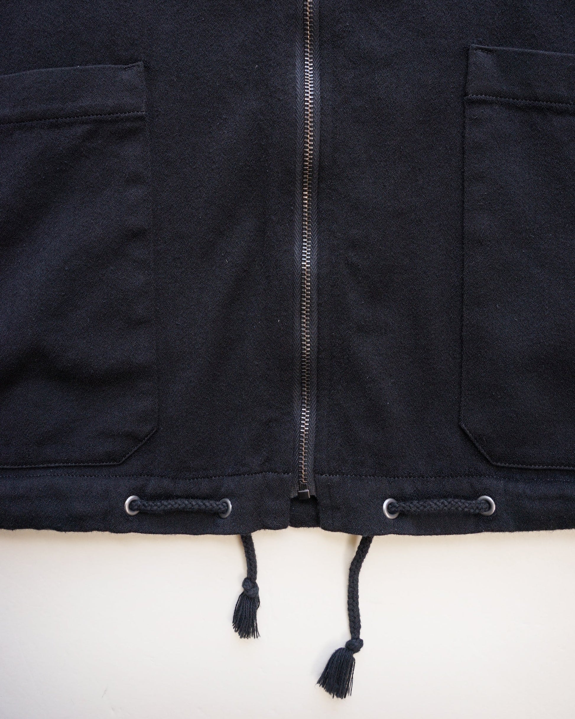 ミッドレイヤーブルゾン　裾口　コード部分