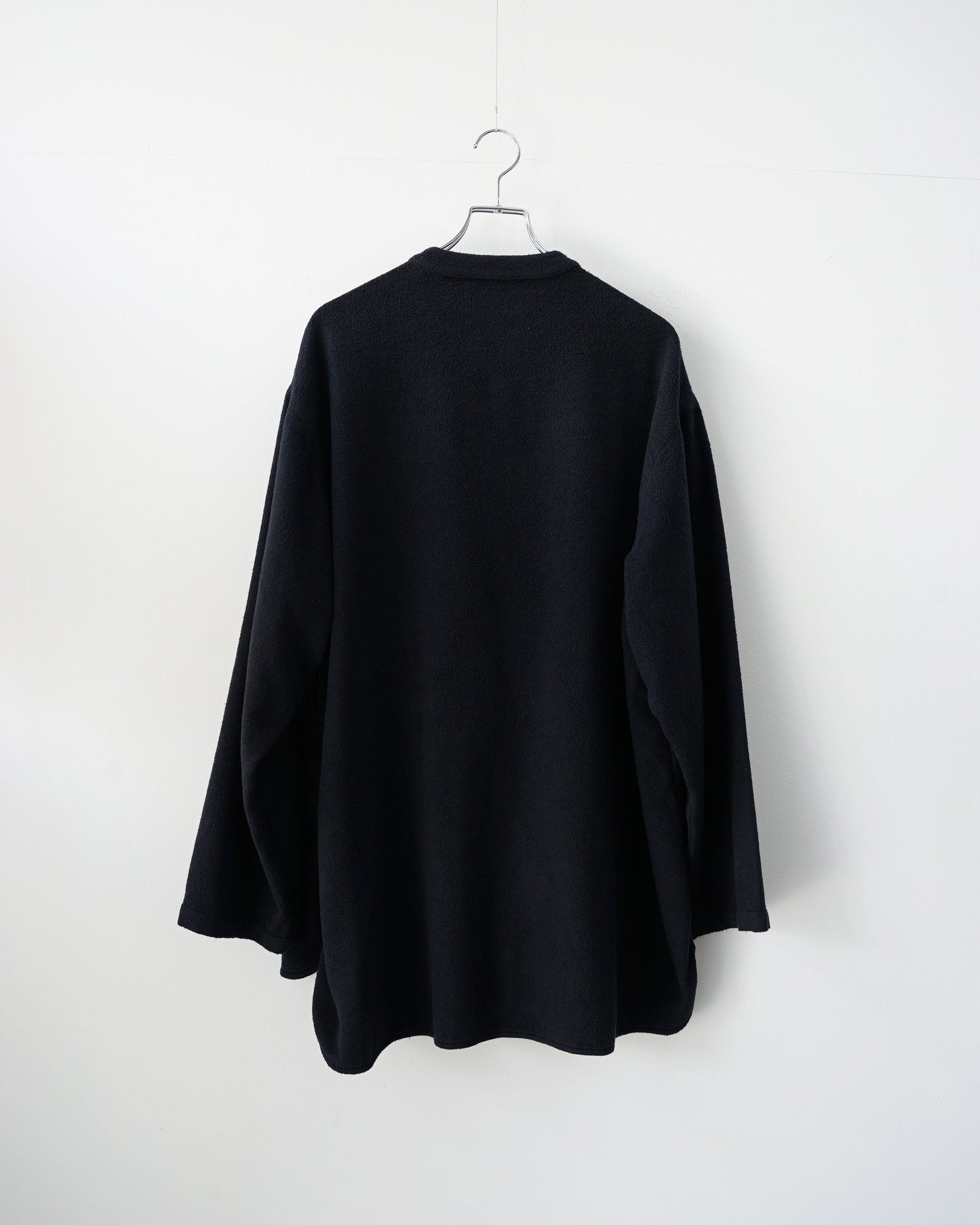 ベルテッドシャツ 背面　ブラック　デザイン