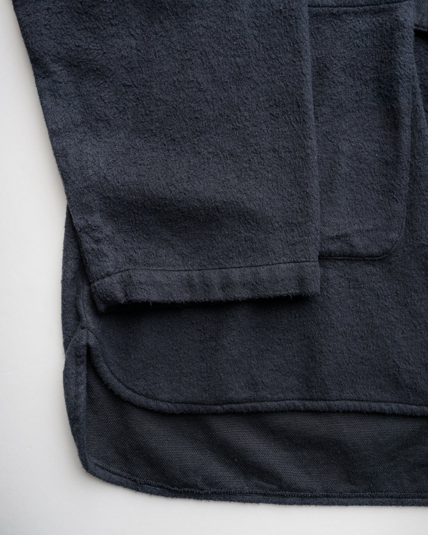 ベルテッドシャツ　袖口　裾口　ディテール