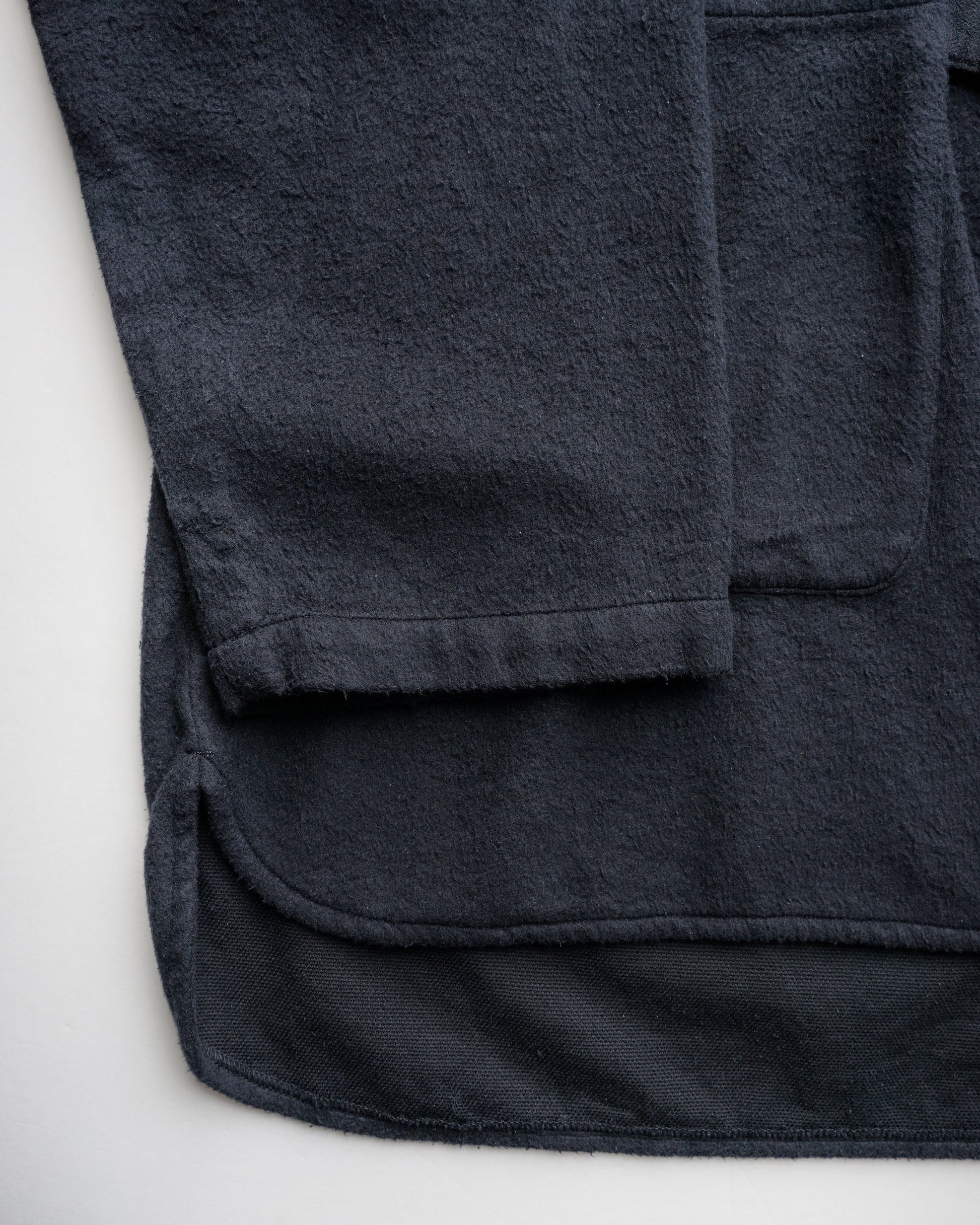 ベルテッドシャツ　袖口　裾口　ディテール