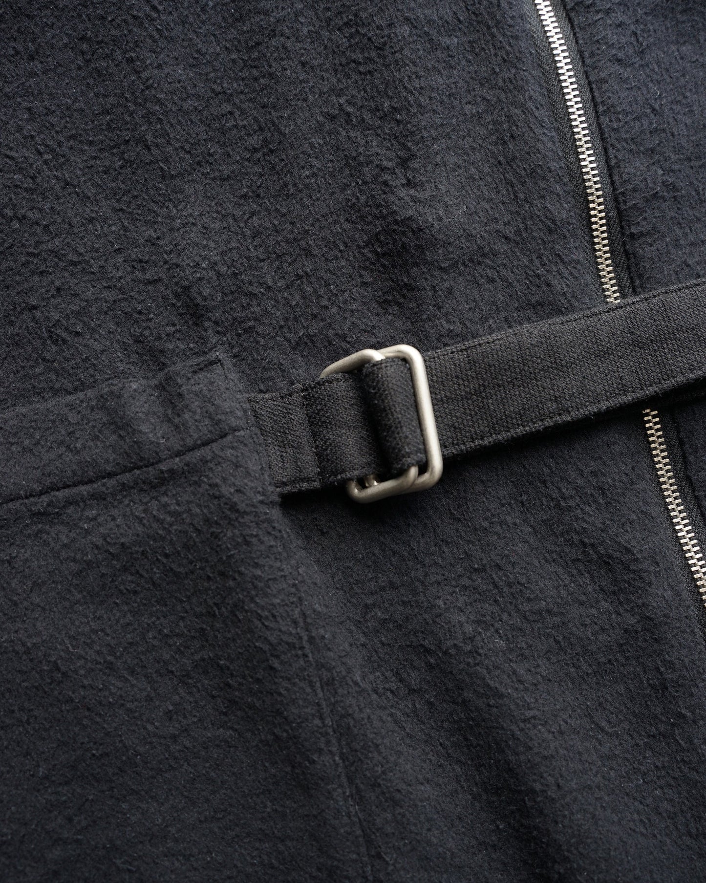 ベルテッドシャツ　ベルトバックル　ディテール