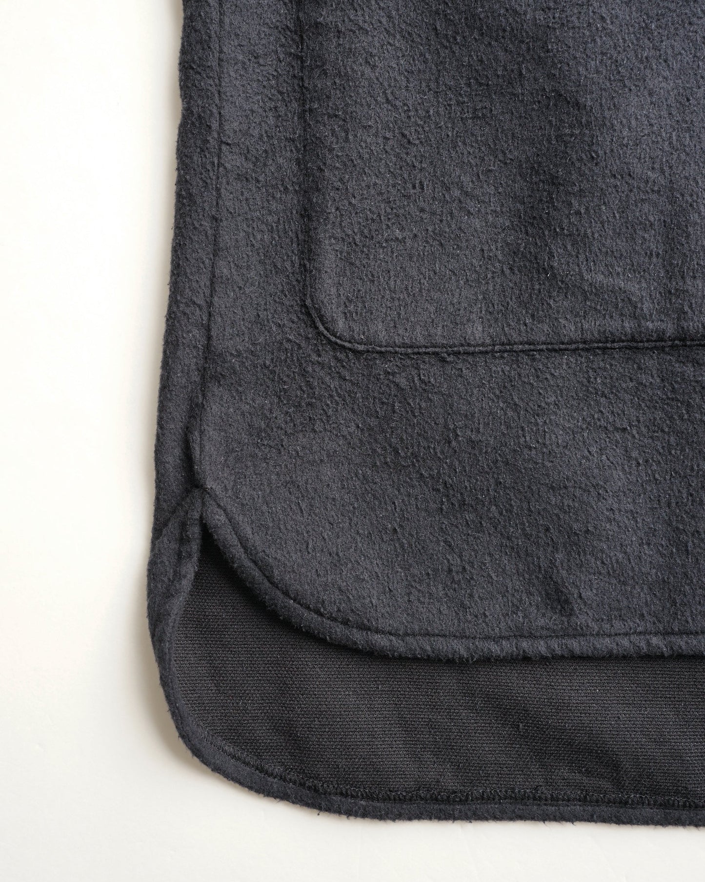 ベルテッドシャツ　裾のラウンド