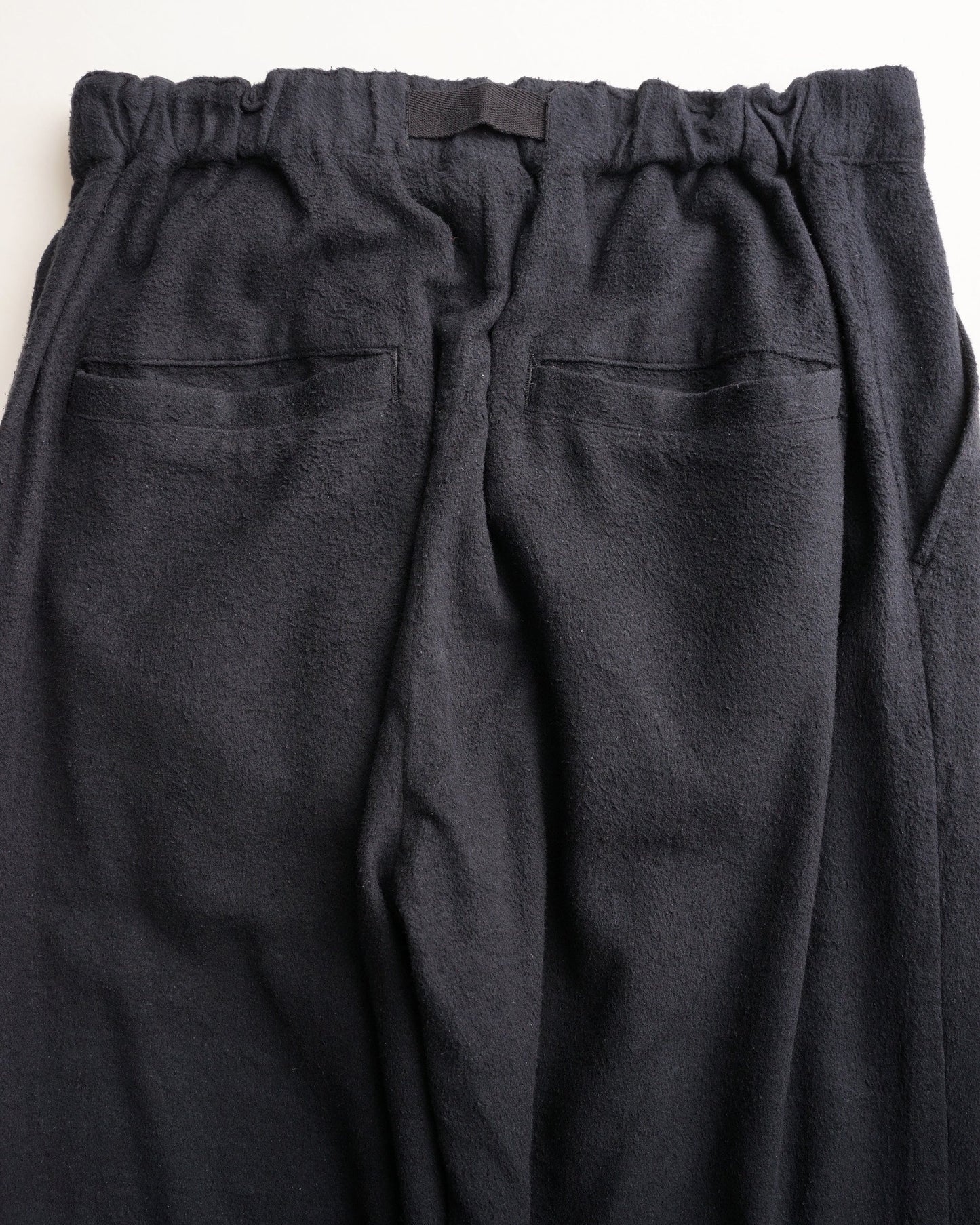 クリップパンツ　背面　ポケット部分　ブラック