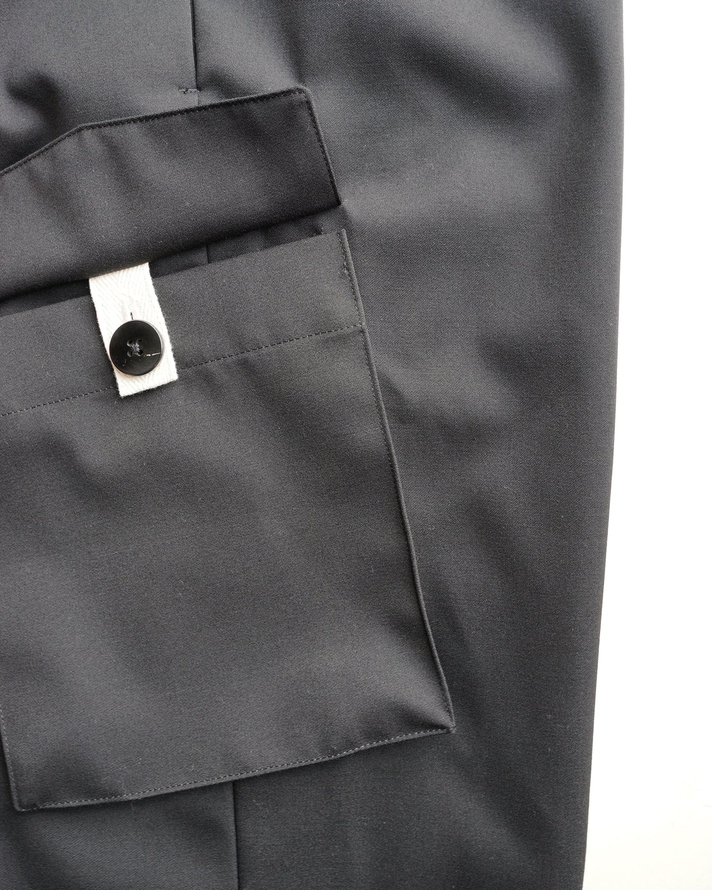 クロスタックカーゴ　ブラック　ポケットのボタン