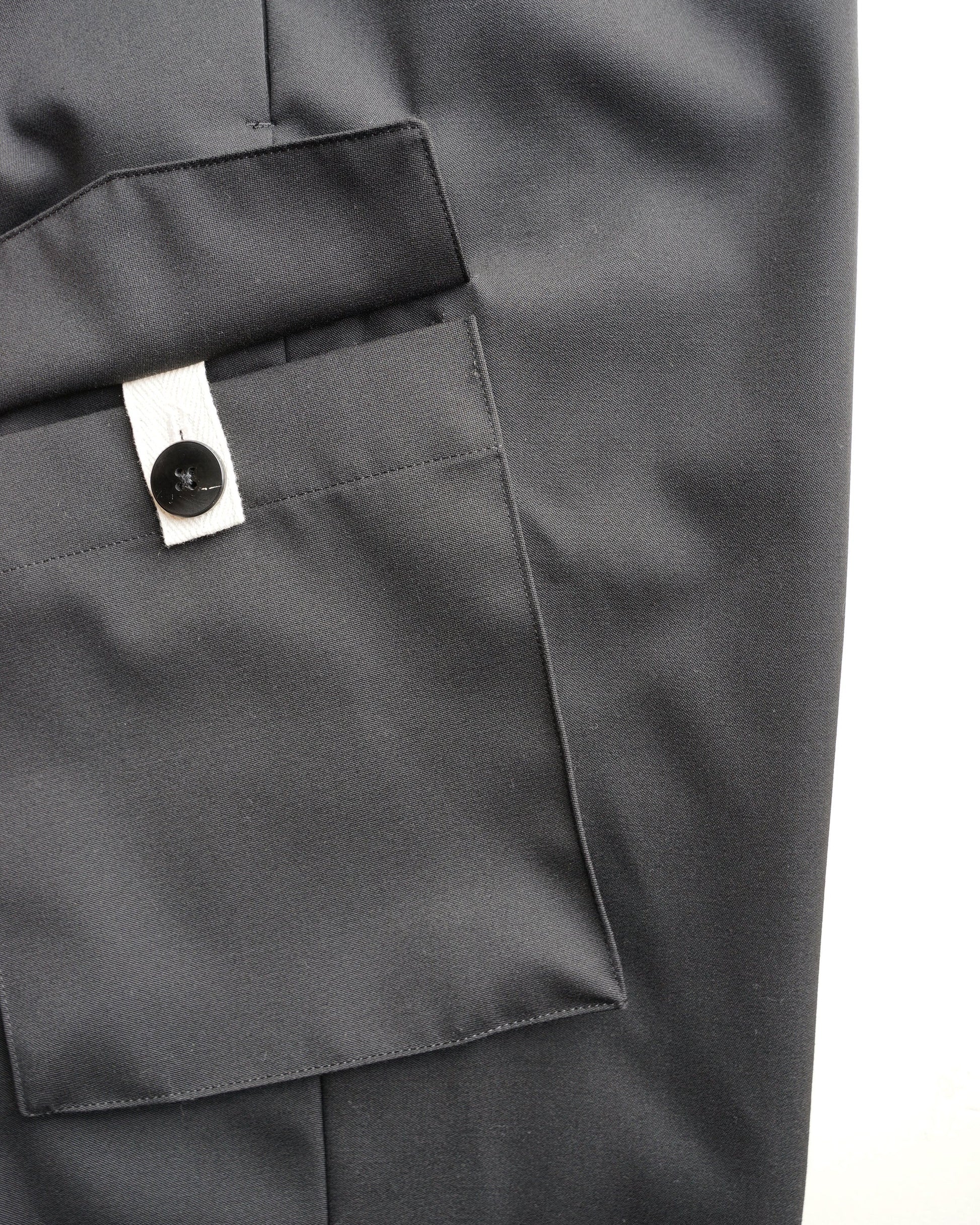 クロスタックカーゴ　ブラック　ポケットのボタン