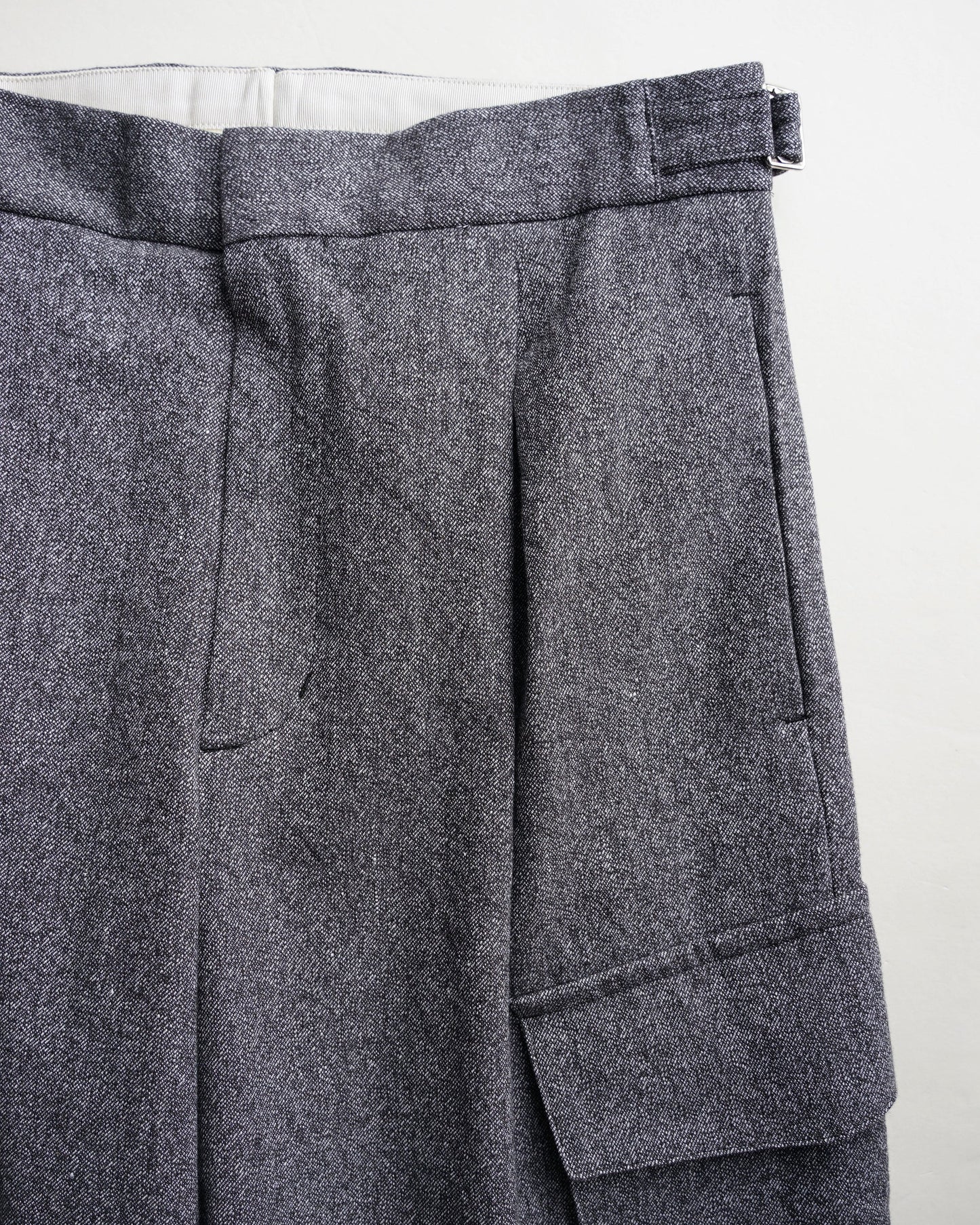 クロスタックカーゴ　背面　ブラックネイビー　タック部分