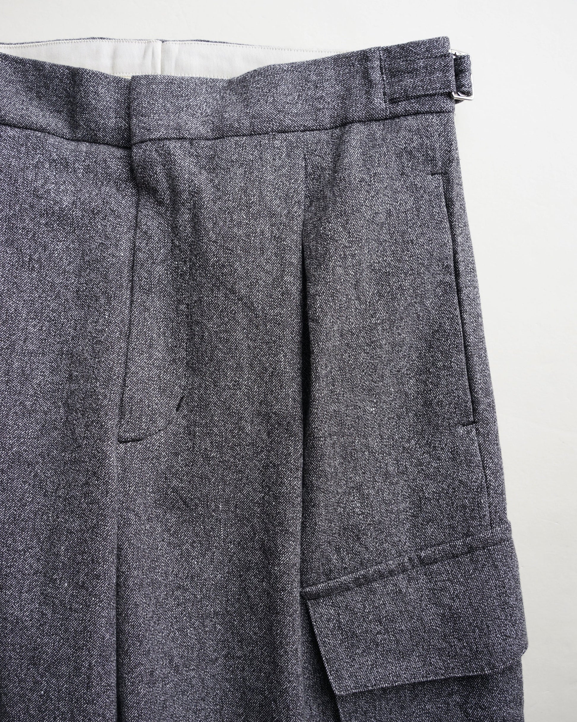 クロスタックカーゴ　背面　ブラックネイビー　タック部分