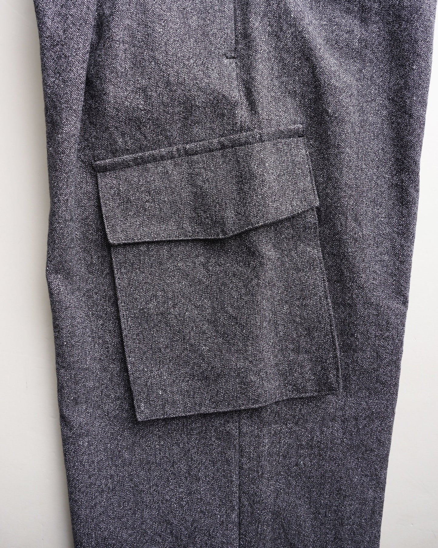 クロスタックカーゴ　側面　ポケット部分　
ブラックネイビー