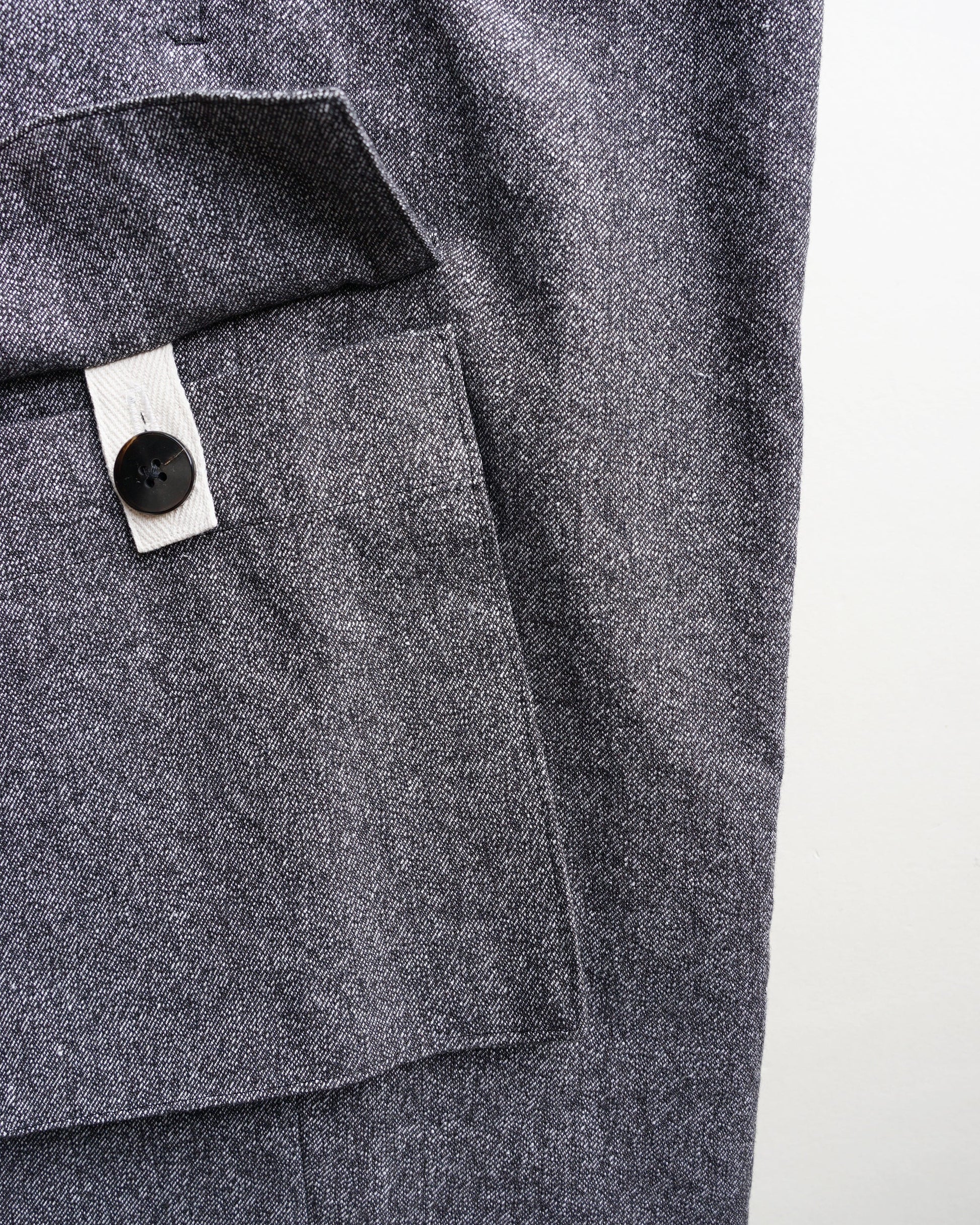 クロスタックカーゴ　ポケットのボタン　ブラックネイビー