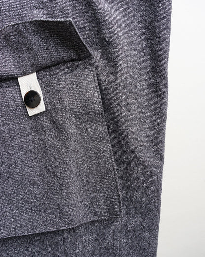 クロスタックカーゴ　ポケットのボタン　ブラックネイビー