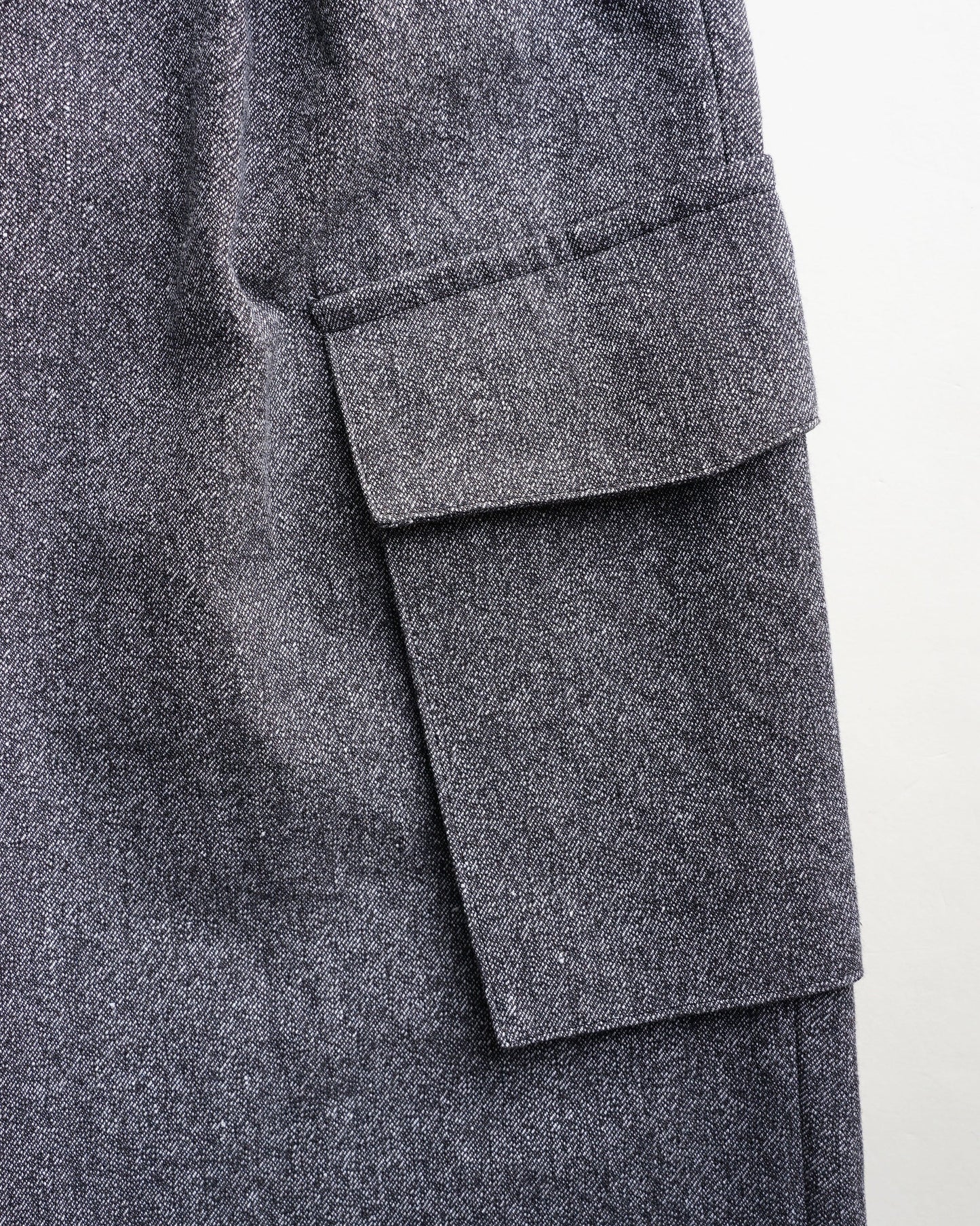 クロスタックカーゴ　ポケットディテール　ブラックネイビー