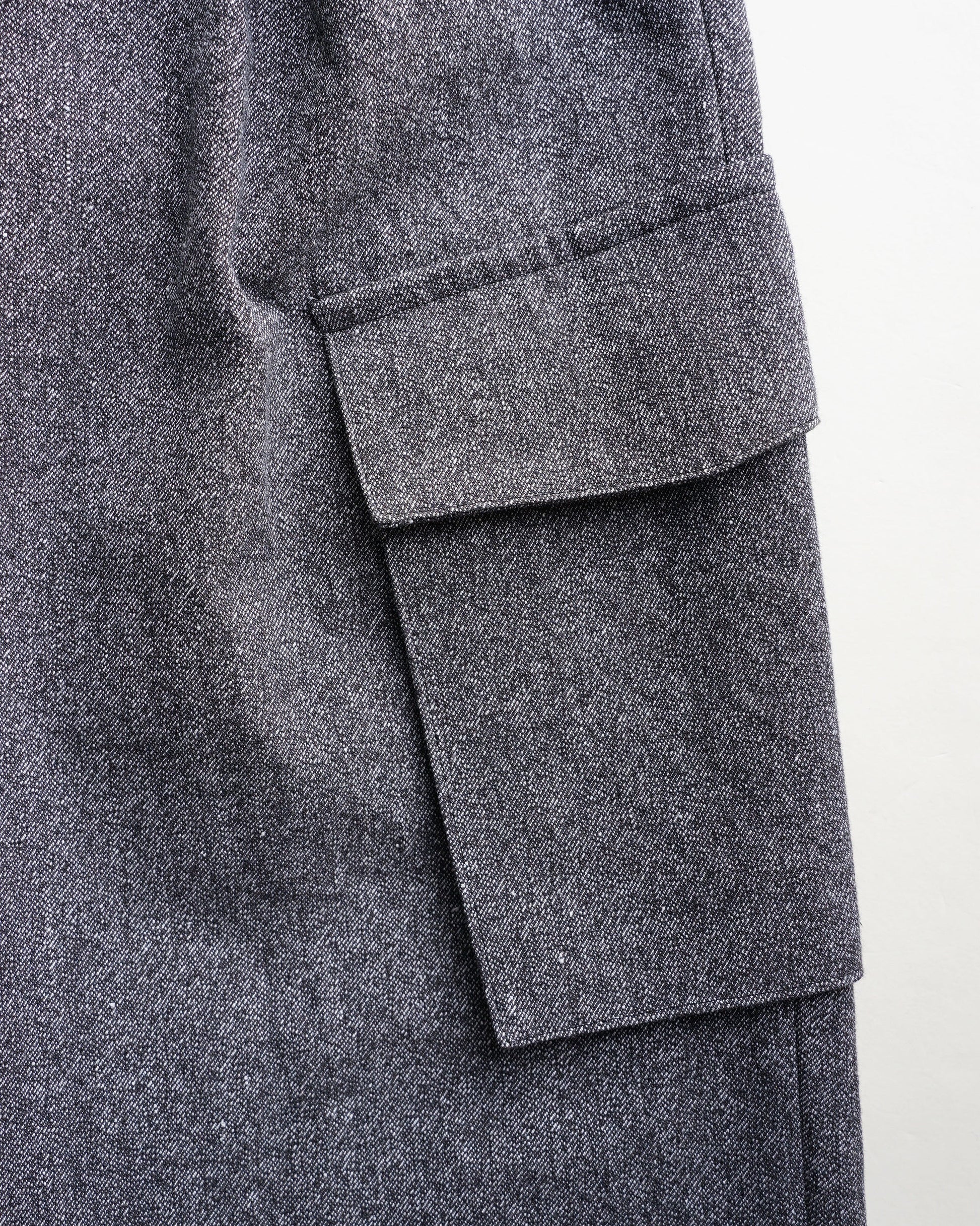 クロスタックカーゴ　ポケットディテール　ブラックネイビー