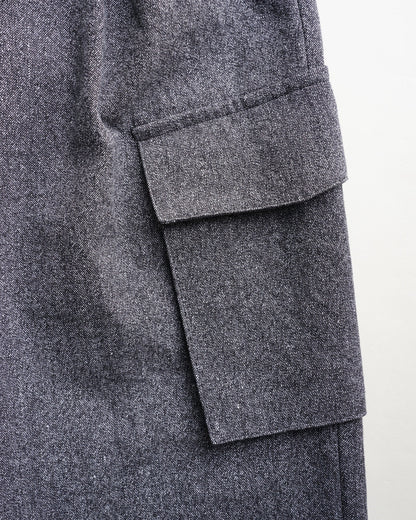 クロスタックカーゴ　ポケットディテール　ブラックネイビー