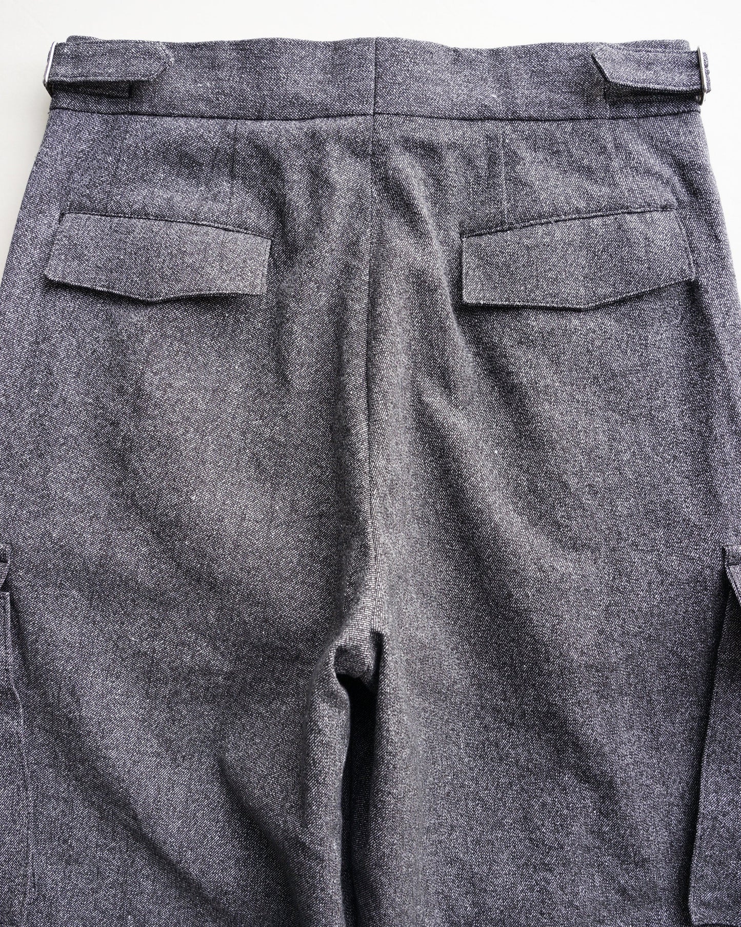 クロスタックカーゴ　背面　　ウエスト部分　ブラックネイビー